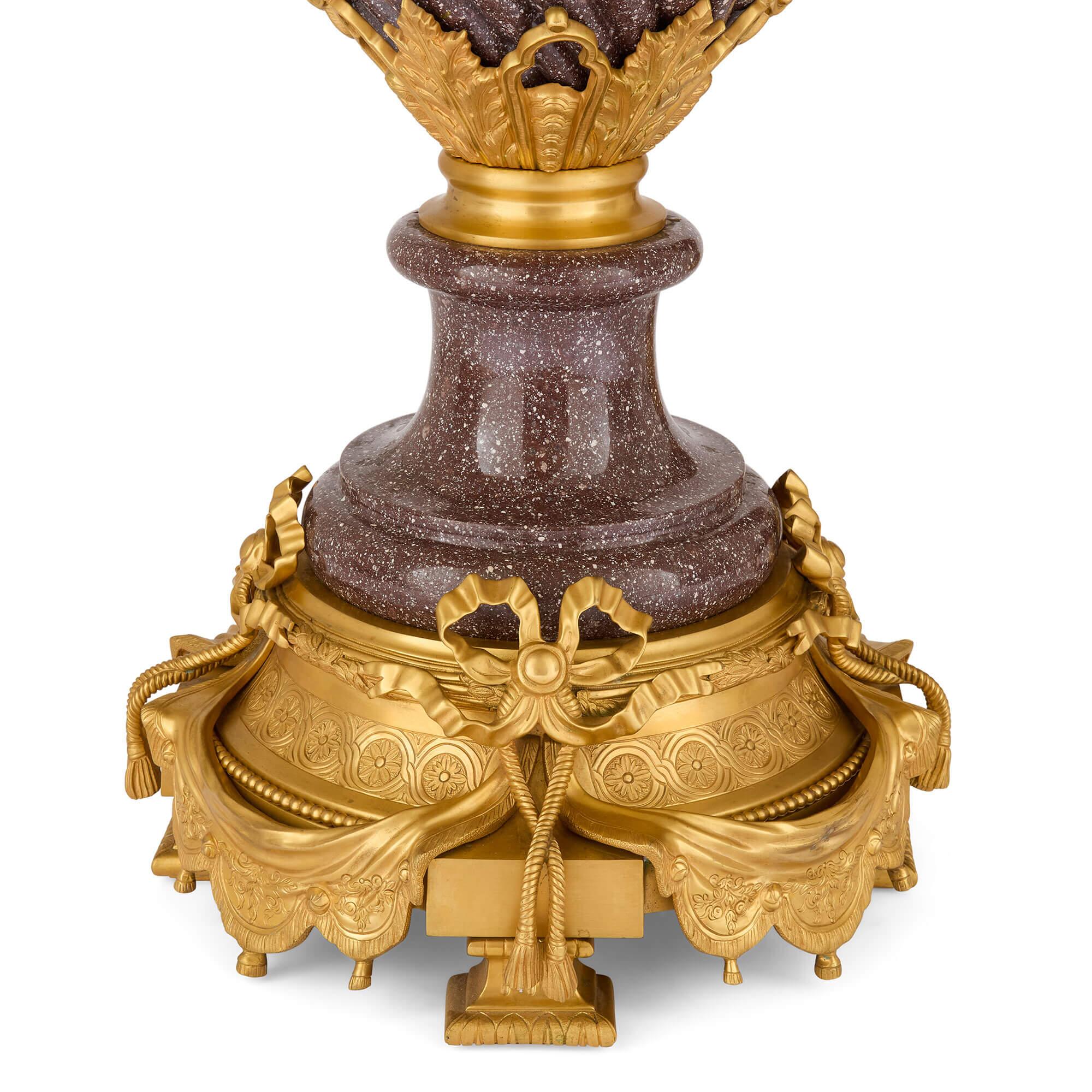 Similoro Coppia di vasi in porfido montati in stile neoclassico francese in vendita