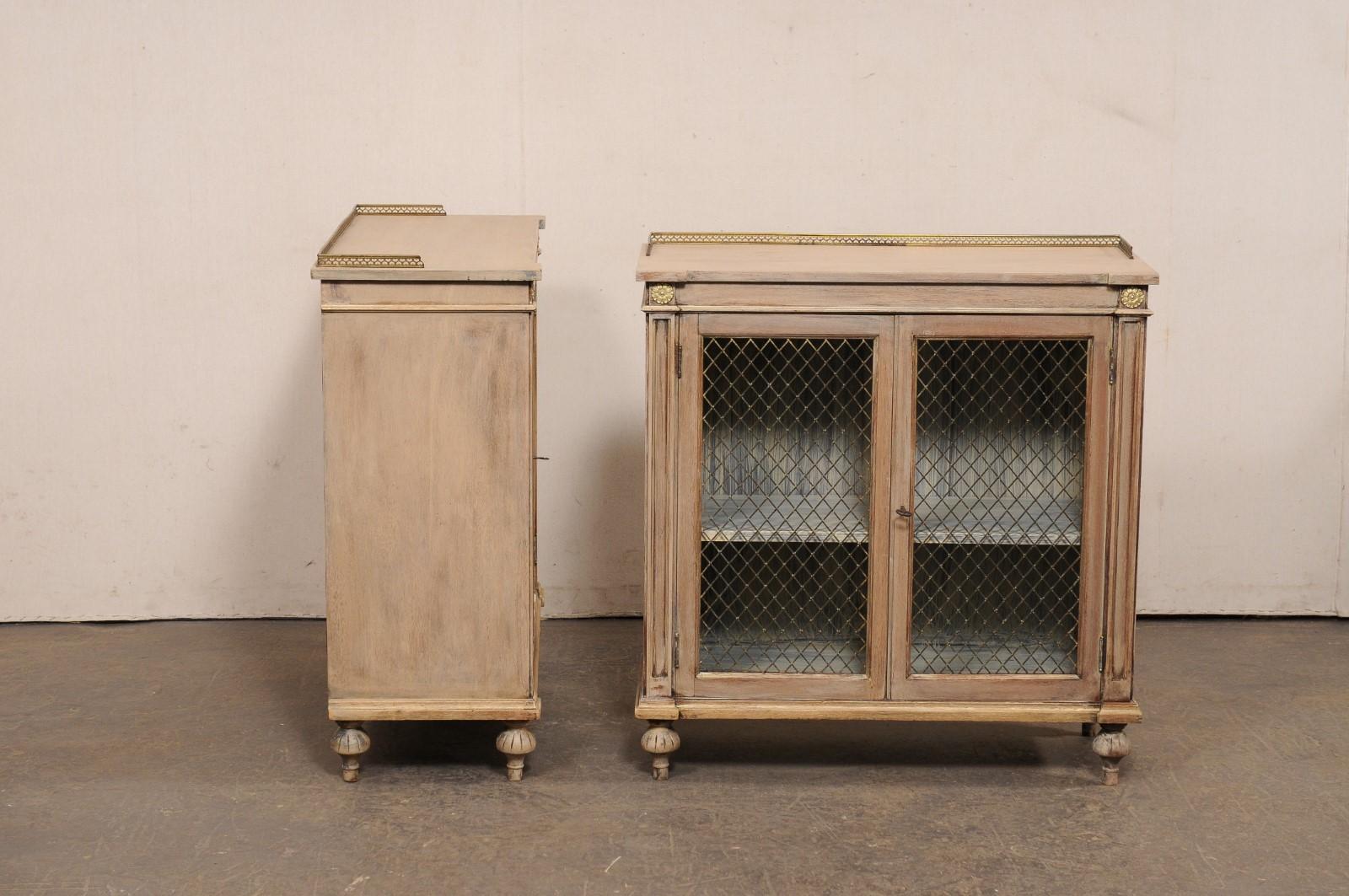 Legno Coppia di librerie consolle in stile neoclassico francese con ante frontali in filo di ferro in vendita
