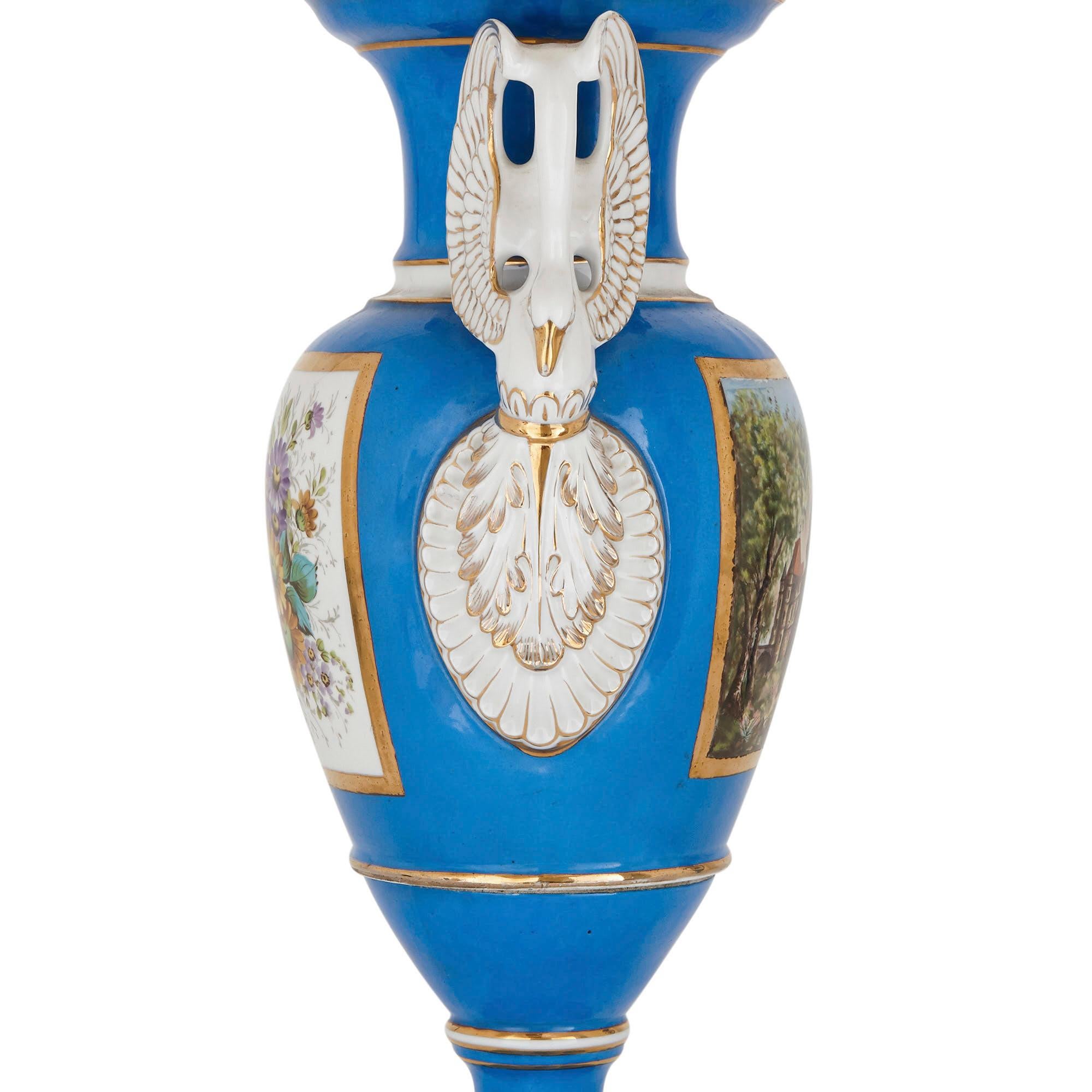 Empire Paire de vases en porcelaine de style néoclassique français à poignée en forme de cygne en vente