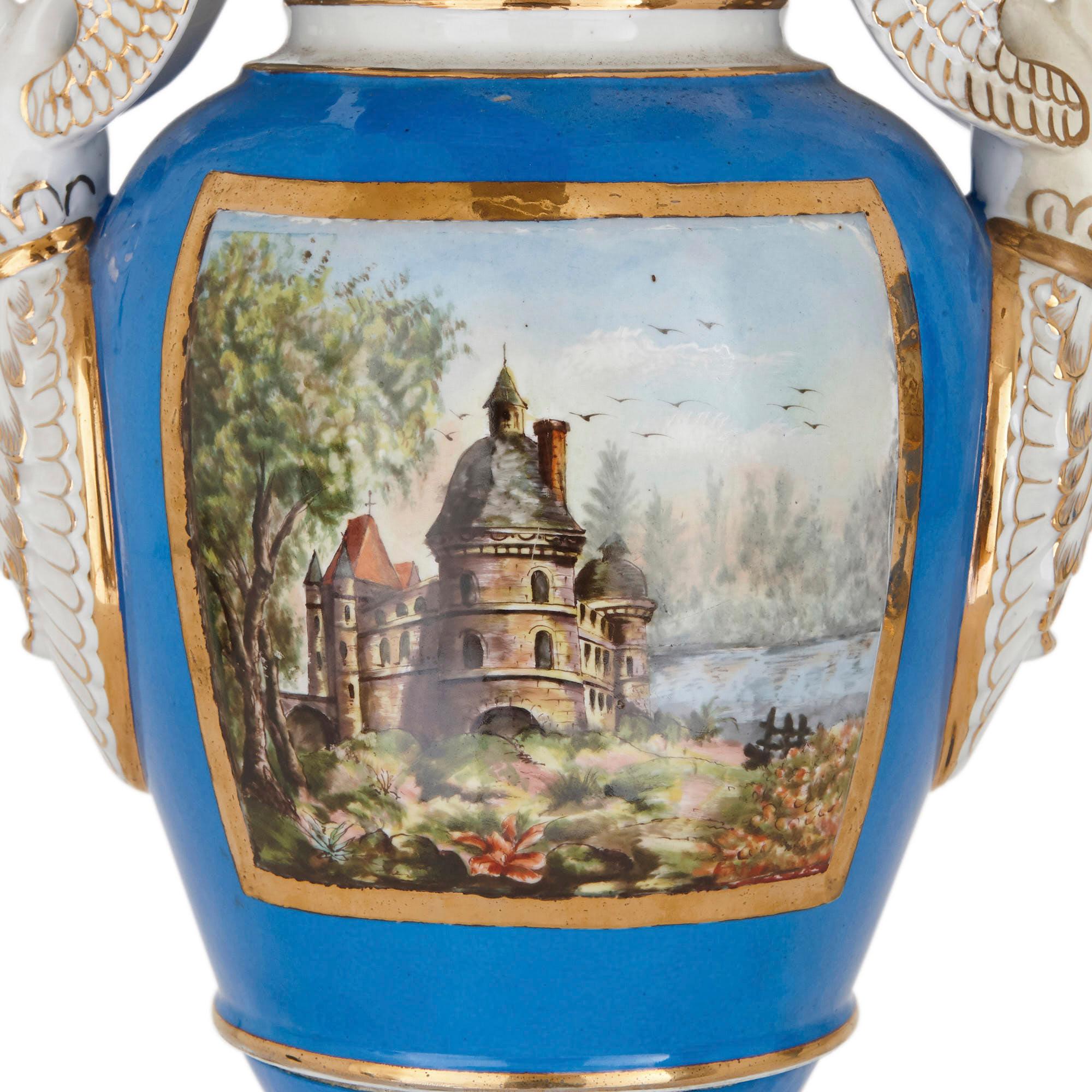 Francese Coppia di vasi in porcellana con manico di cigno in stile neoclassico francese in vendita