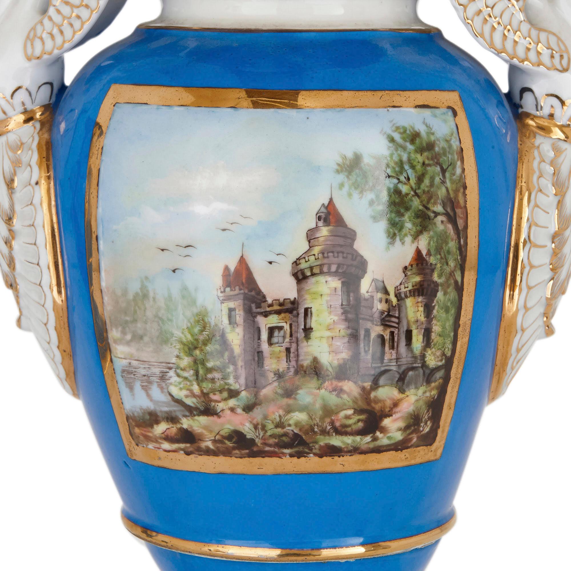 Doré Paire de vases en porcelaine de style néoclassique français à poignée en forme de cygne en vente