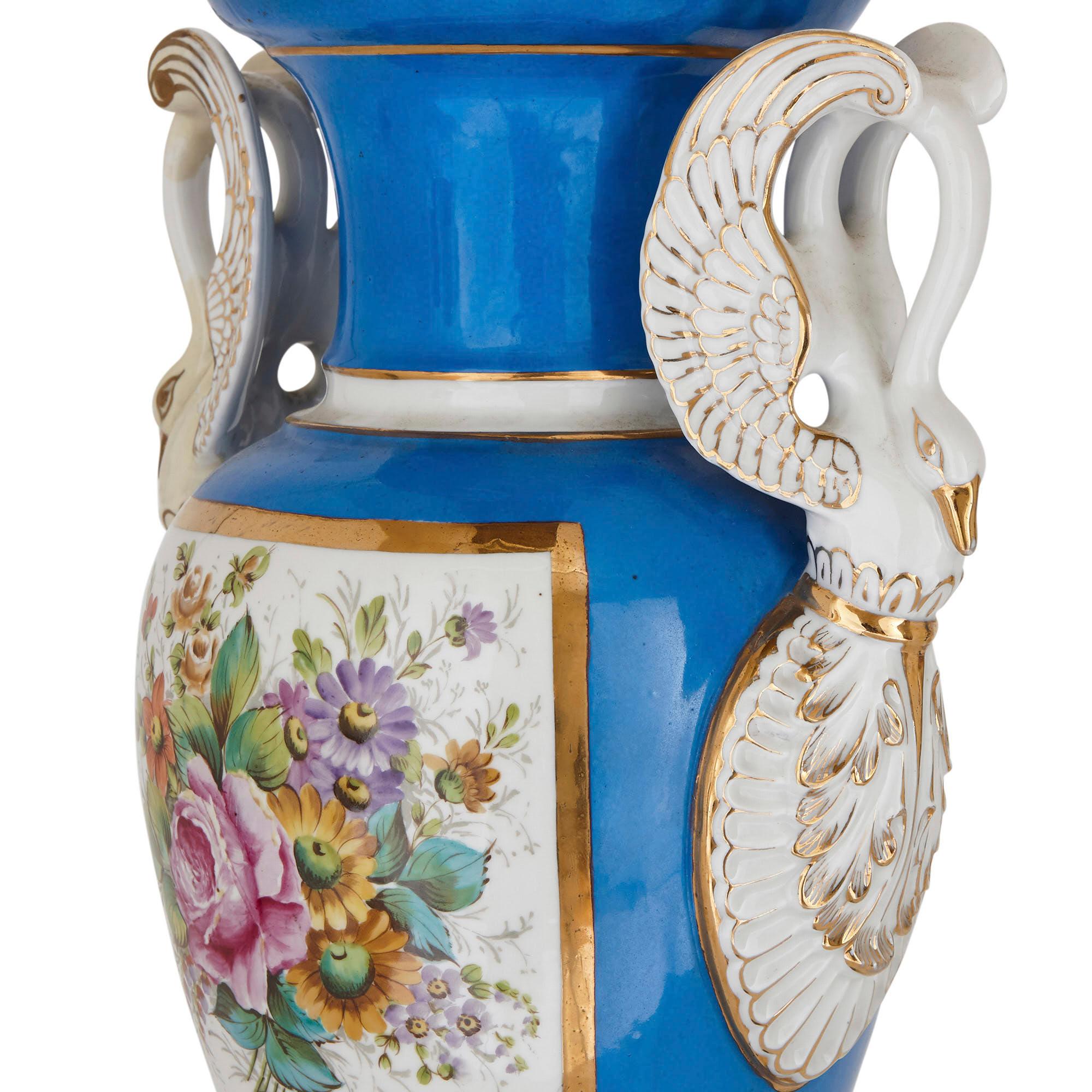 Paire de vases en porcelaine de style néoclassique français à poignée en forme de cygne Bon état - En vente à London, GB
