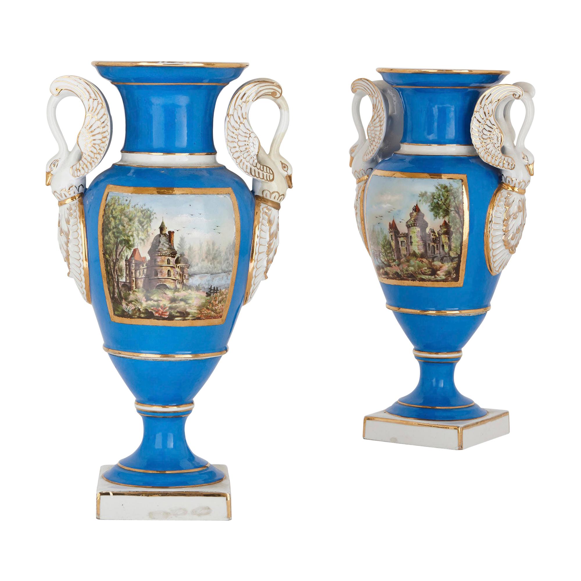 Paire de vases en porcelaine de style néoclassique français à poignée en forme de cygne en vente