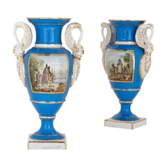Paire de vases en porcelaine de style néoclassique français à poignée en forme de cygne