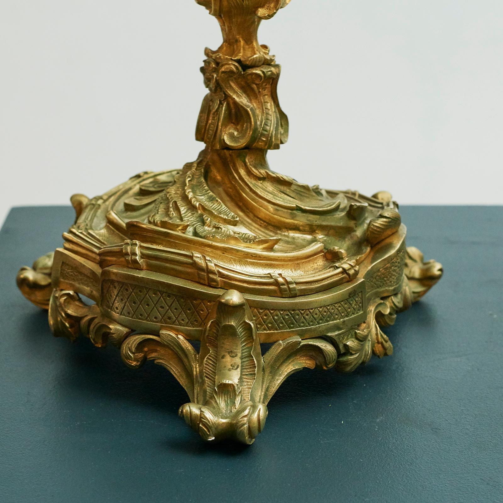 Paar neue Rokoko-Kandelaber aus vergoldeter Bronze mit 5 Armen,
Frankreich, um 1860.
Verkauft als Paar.