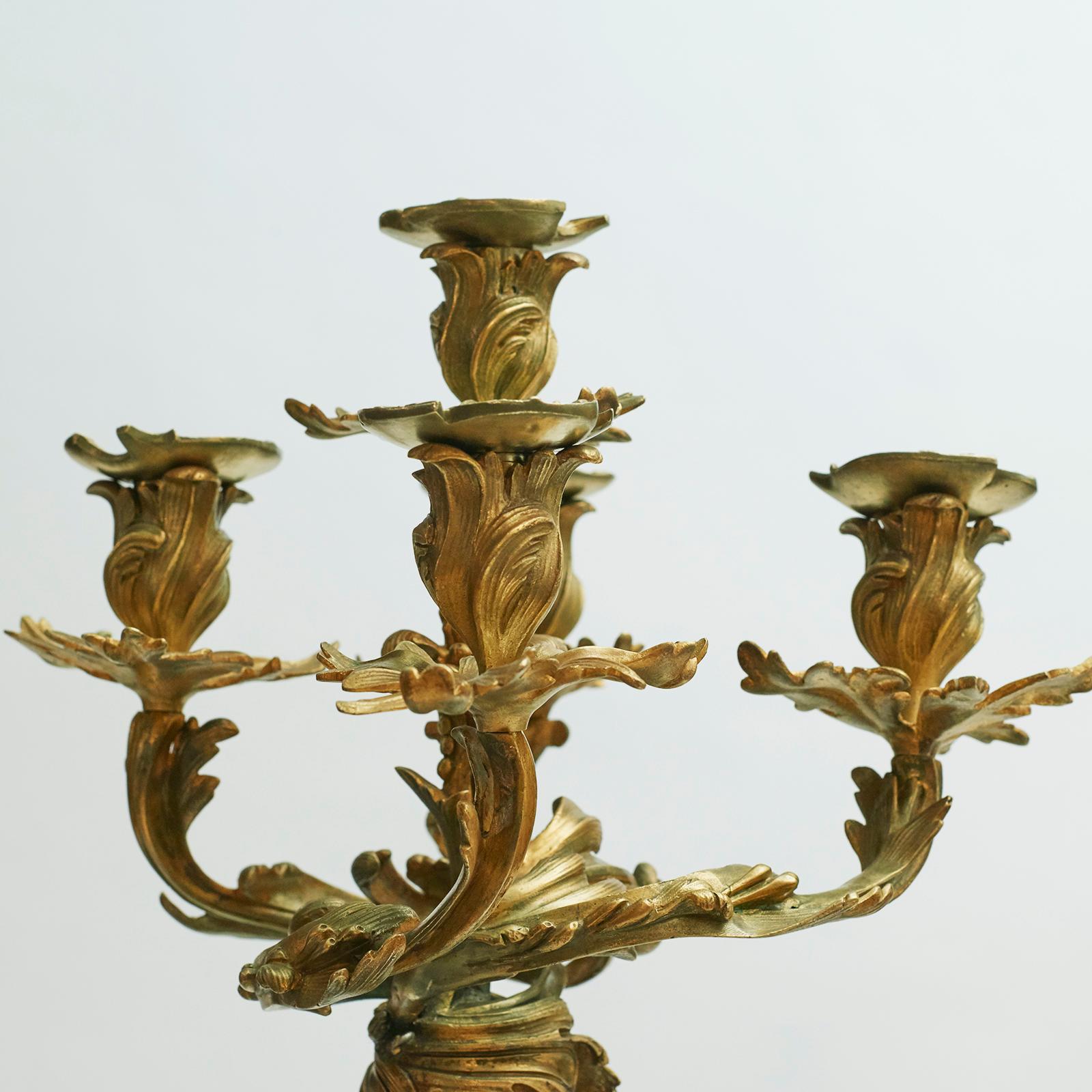 Paar französische Rokoko-Kandelaber aus vergoldeter Bronze mit 5 Armen, neu, Rokoko (Französisch)
