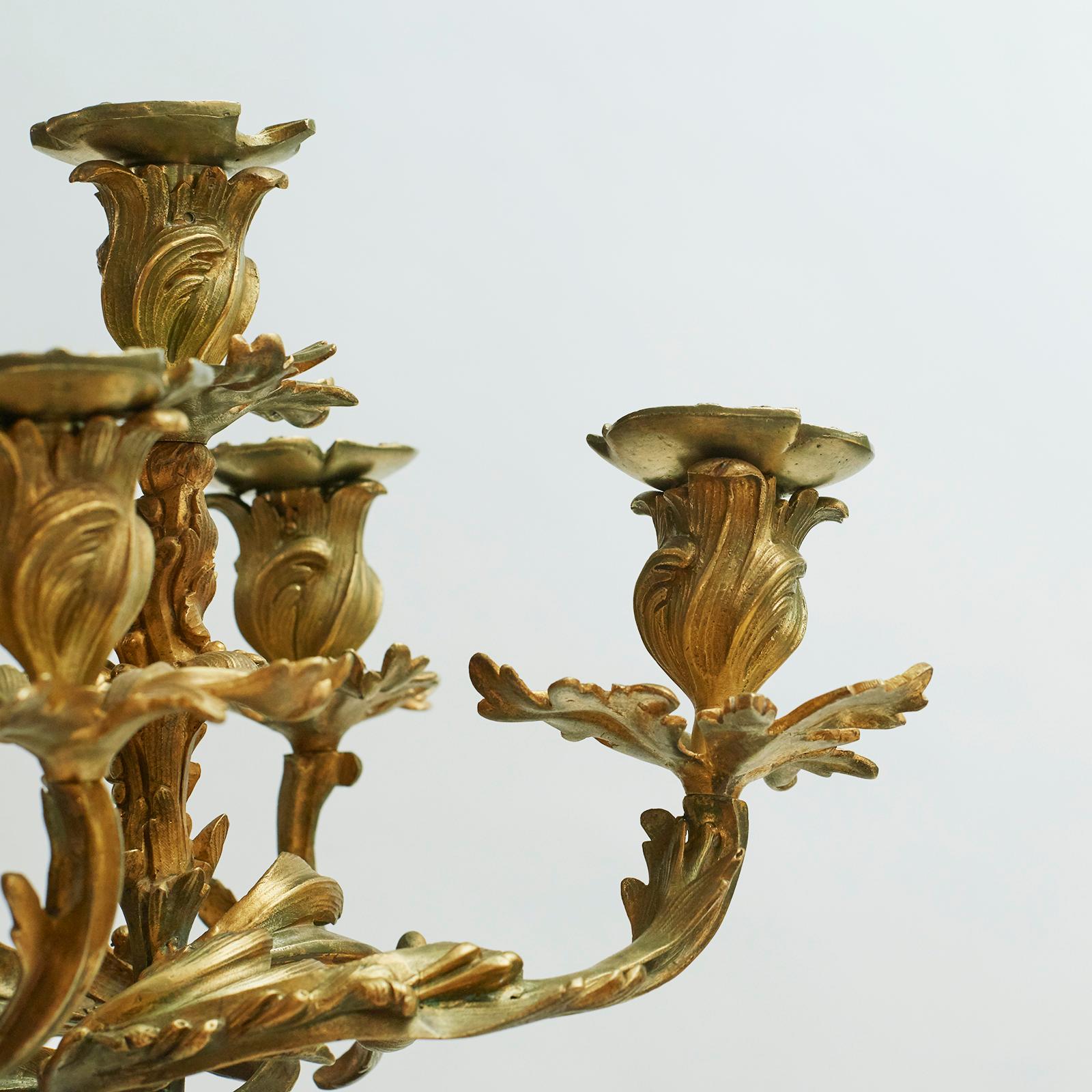 Paar französische Rokoko-Kandelaber aus vergoldeter Bronze mit 5 Armen, neu, Rokoko (Vergoldet)