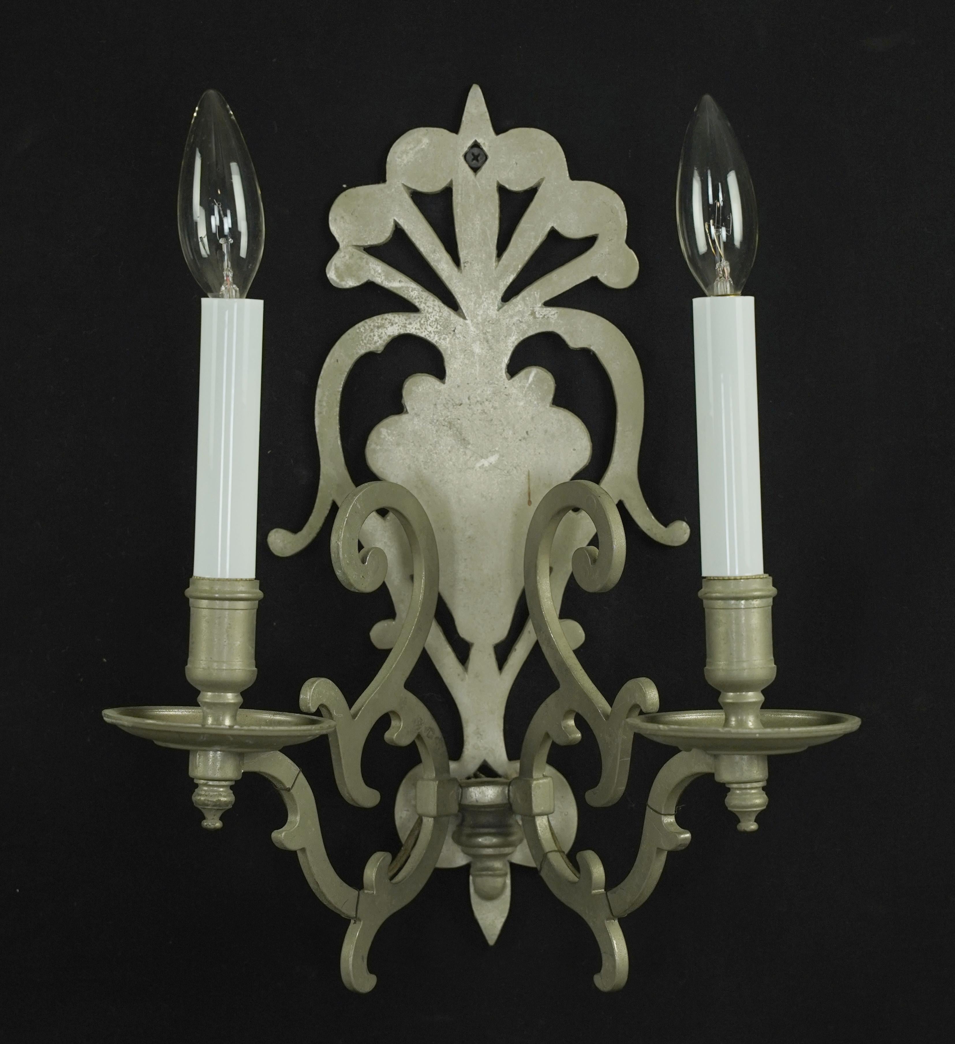 XX secolo Coppia di lampade da parete francesi a 2 bracci placcate in nichel in vendita