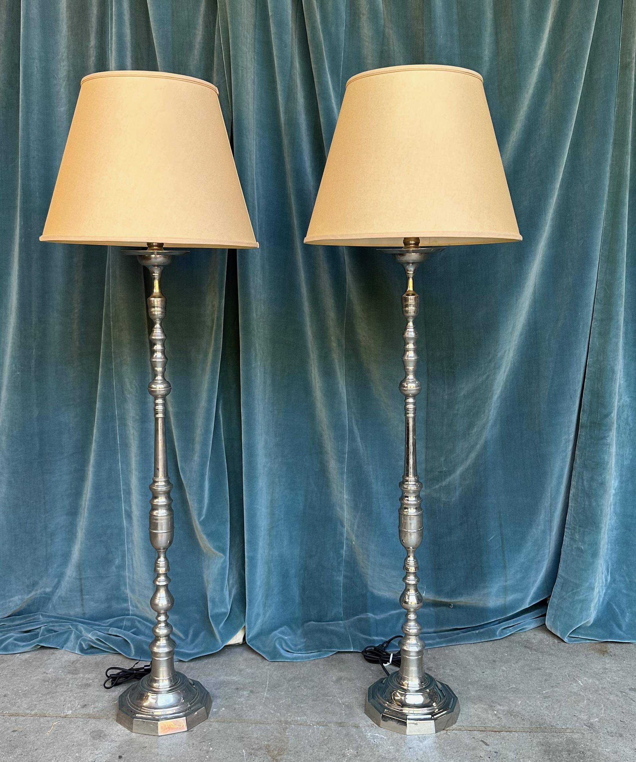Paire de lampadaires français plaqués nickel en vente 7