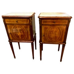 Paire de tables de nuit/armoires de chevet françaises, noyer avec dessus en marbre, incrustation