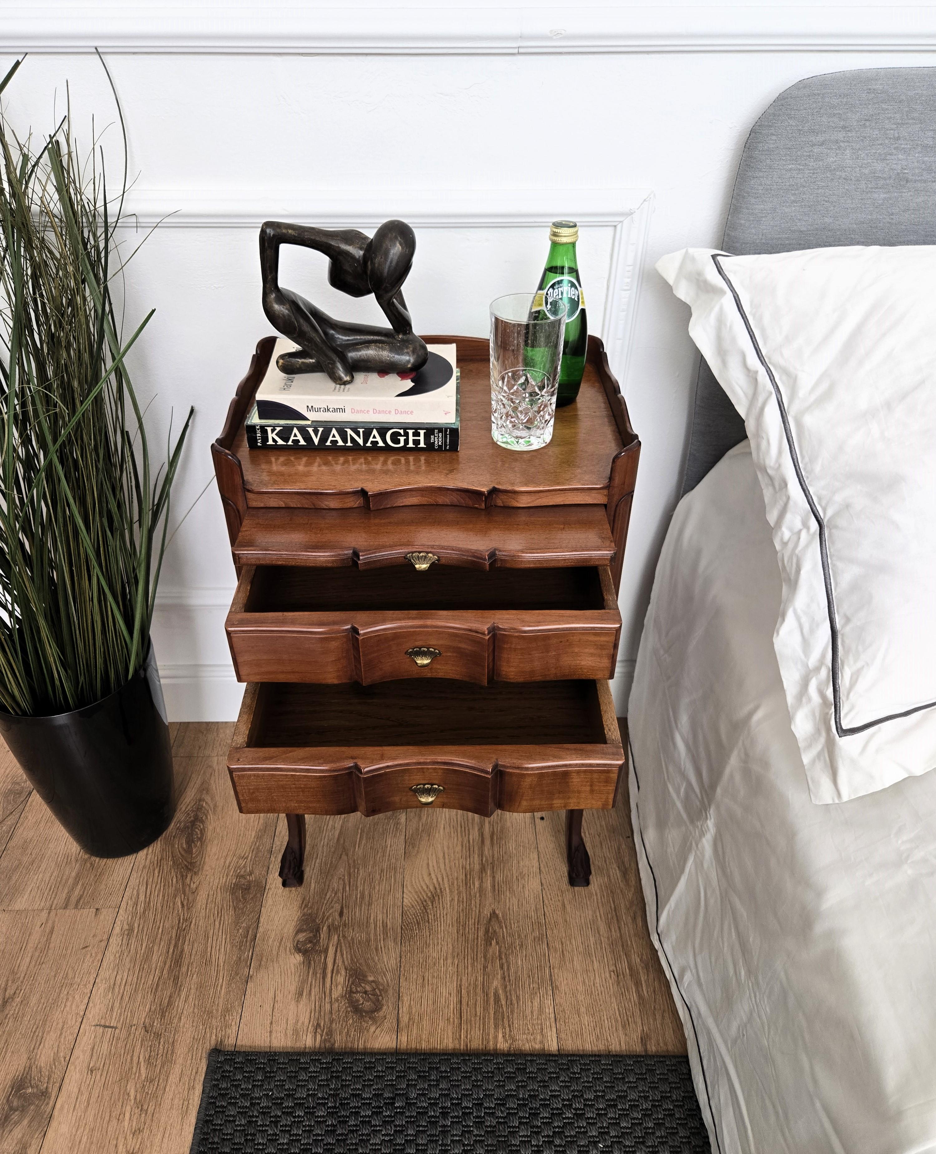 Provincial français Paire de tables de chevet françaises avec tiroirs et pieds Carbriole en vente