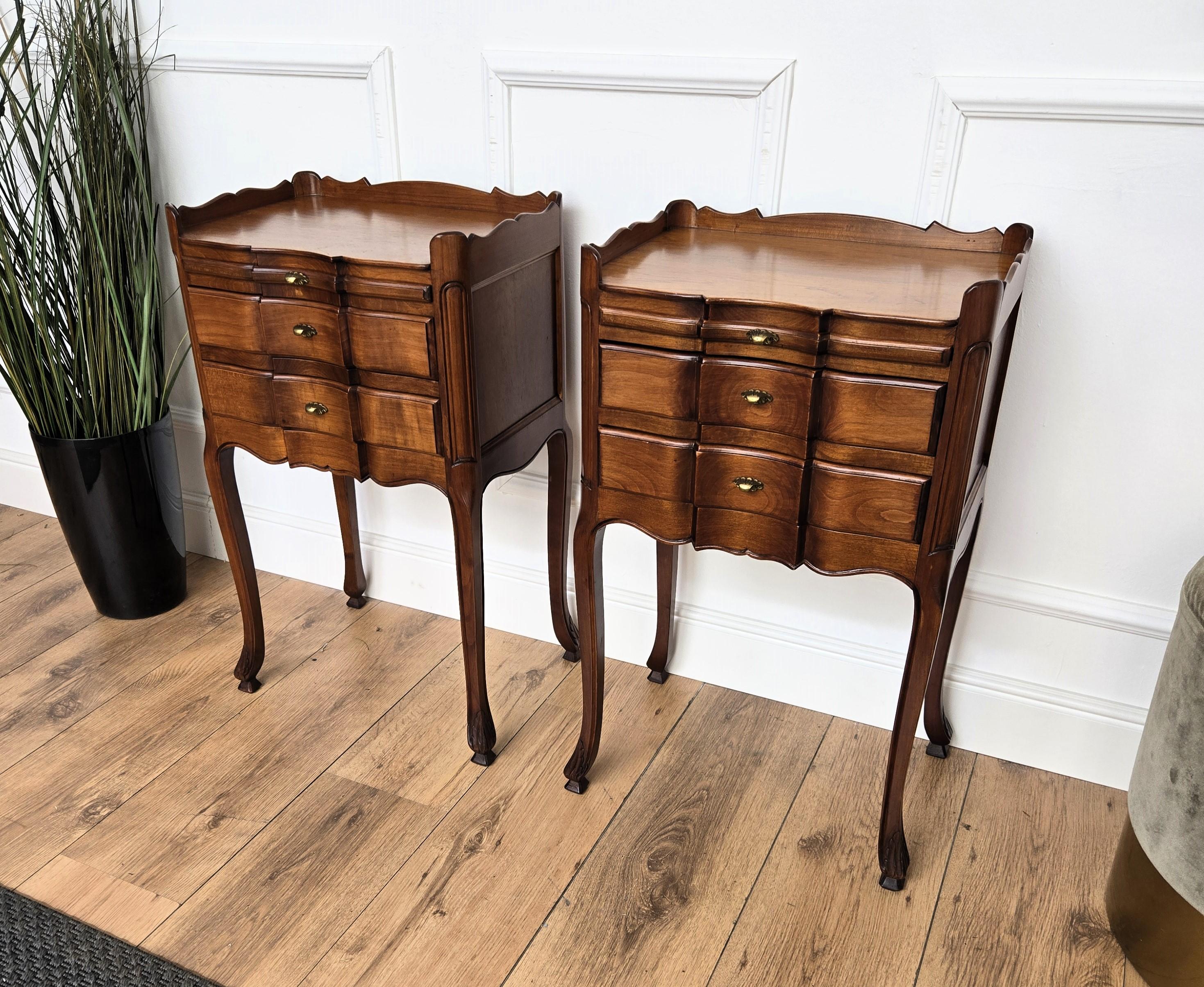 Français Paire de tables de chevet françaises avec tiroirs et pieds Carbriole en vente