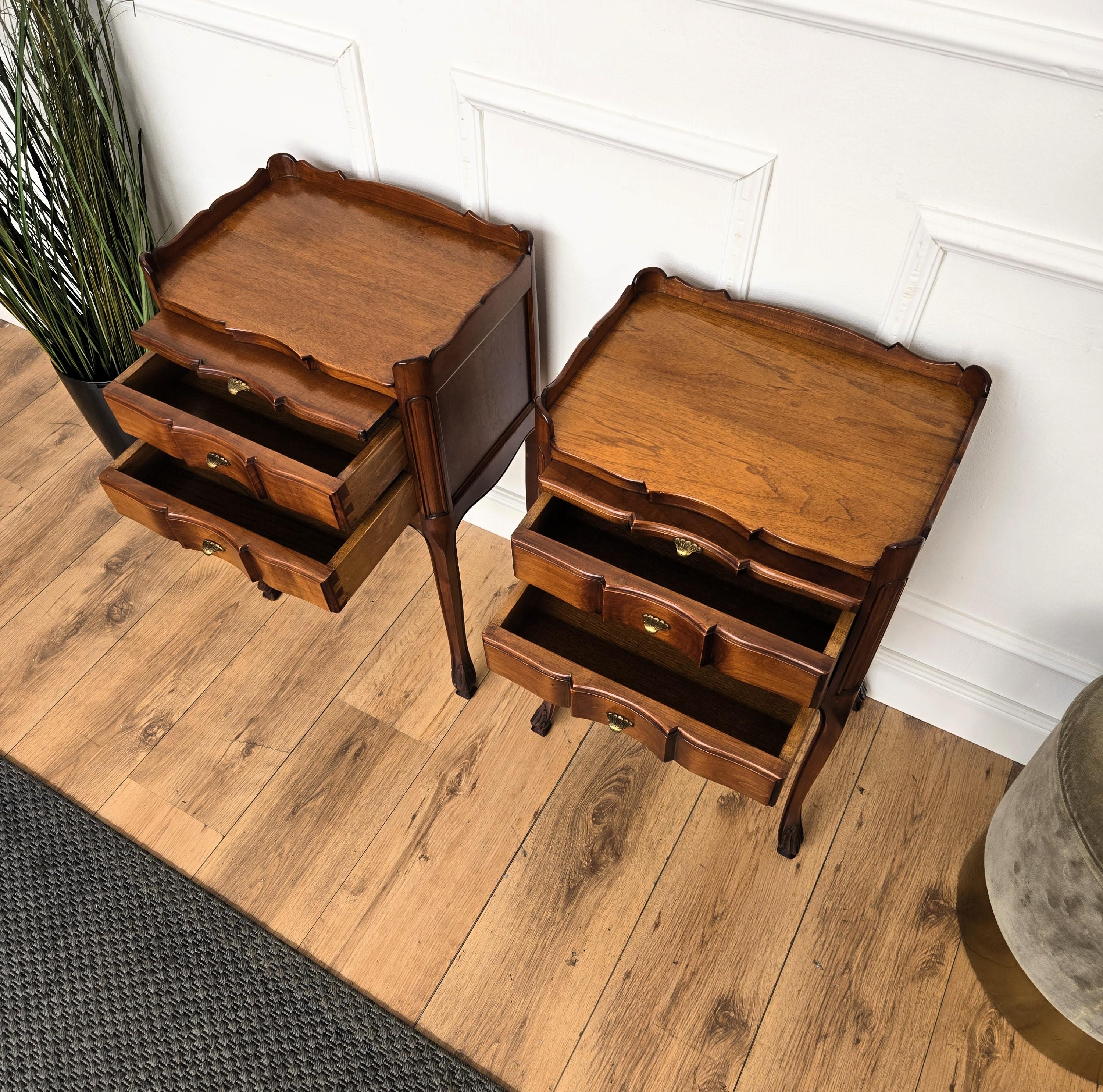 20ième siècle Paire de tables de chevet françaises avec tiroirs et pieds Carbriole en vente