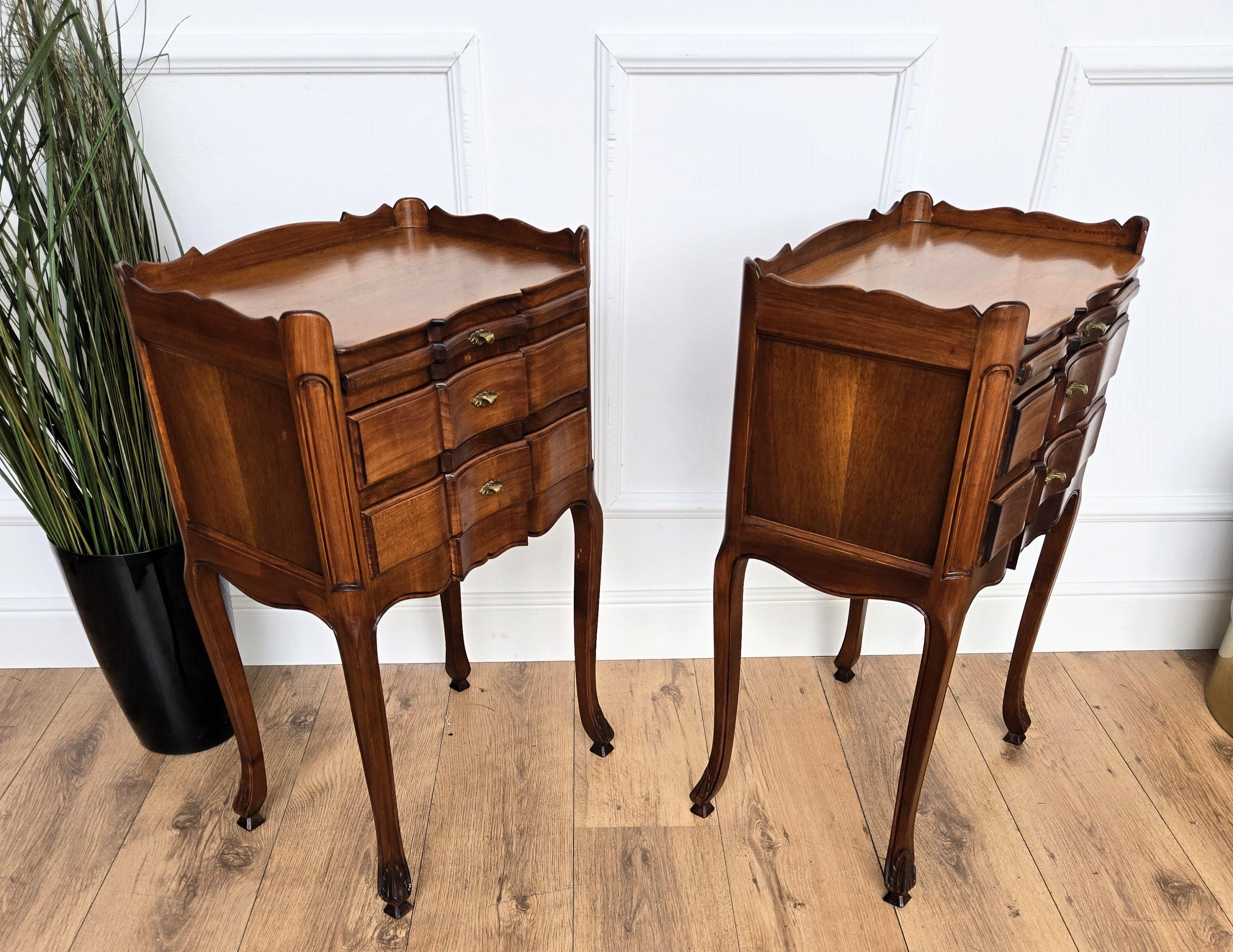 Laiton Paire de tables de chevet françaises avec tiroirs et pieds Carbriole en vente