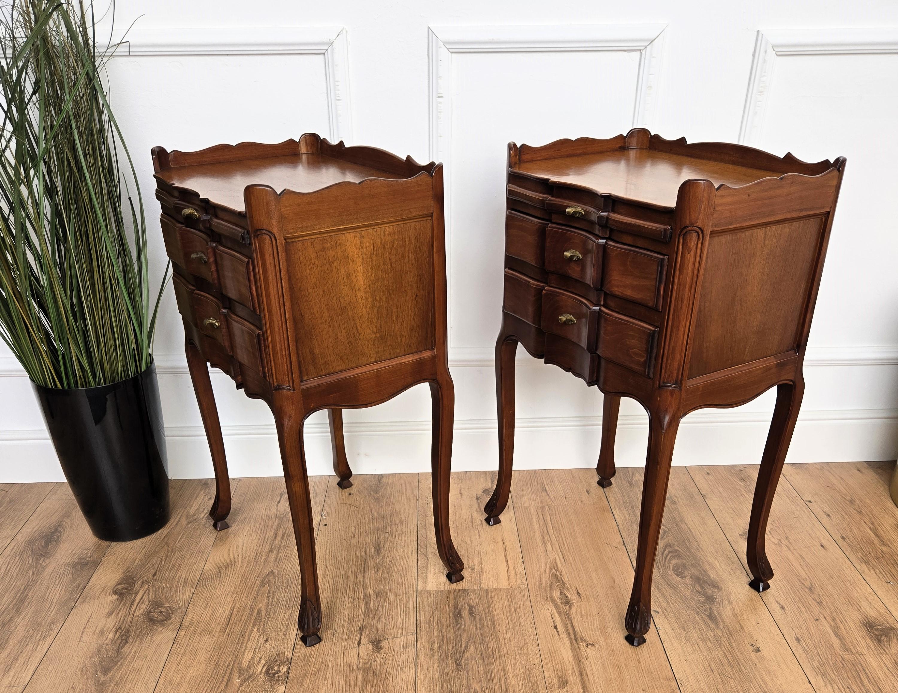 Paire de tables de chevet françaises avec tiroirs et pieds Carbriole en vente 1