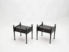 Paire de tables de nuit françaises en bois teinté noir et laiton, années 1970