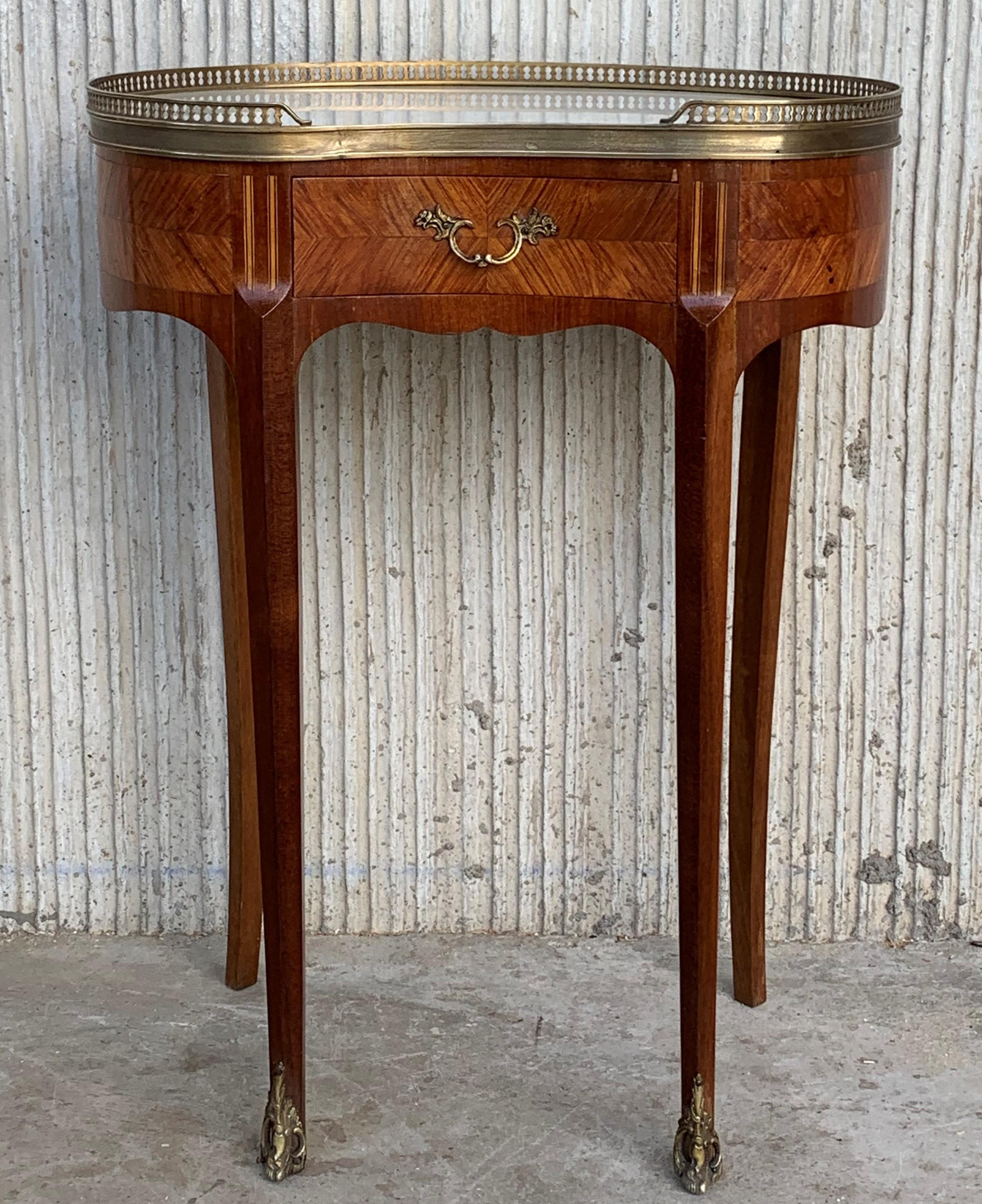 Pair of French nightstands bedside tables Louis revival, circa 1910
Side cabinets
Unusual kidney shape tops with beautiful and shiny white marble
Pierced brass gallery Bouillotte
Each with a small drawer.