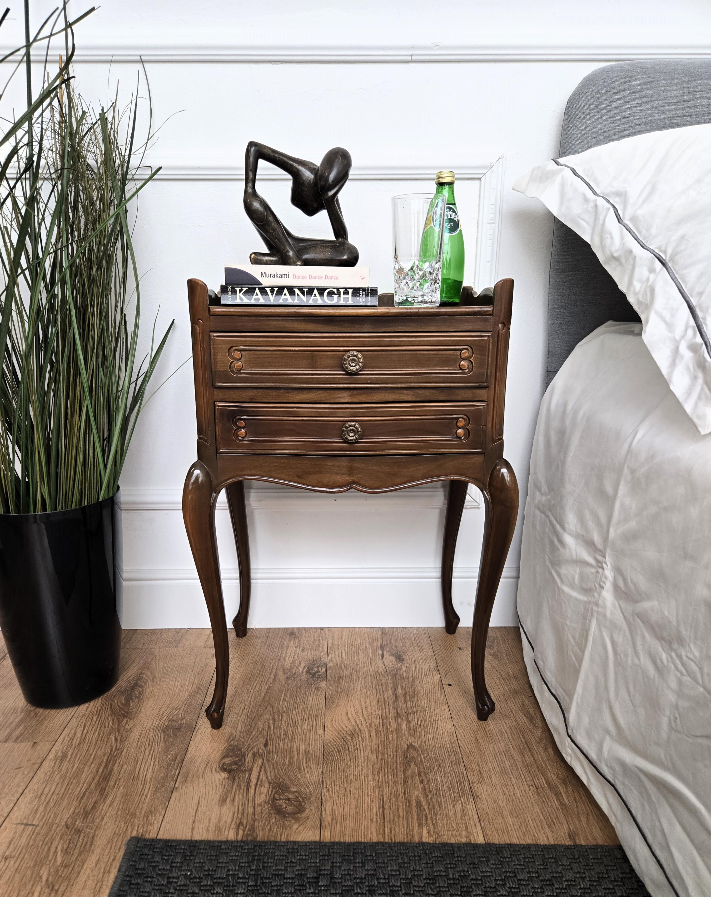 Paire de belles tables de chevet françaises très raffinées avec 2 tiroirs. Le plateau est entouré d'un décor de galerie en bois trois-quarts, la façade encadrée des tiroirs est soulignée par les poignées en laiton et terminée par les quatre pieds
