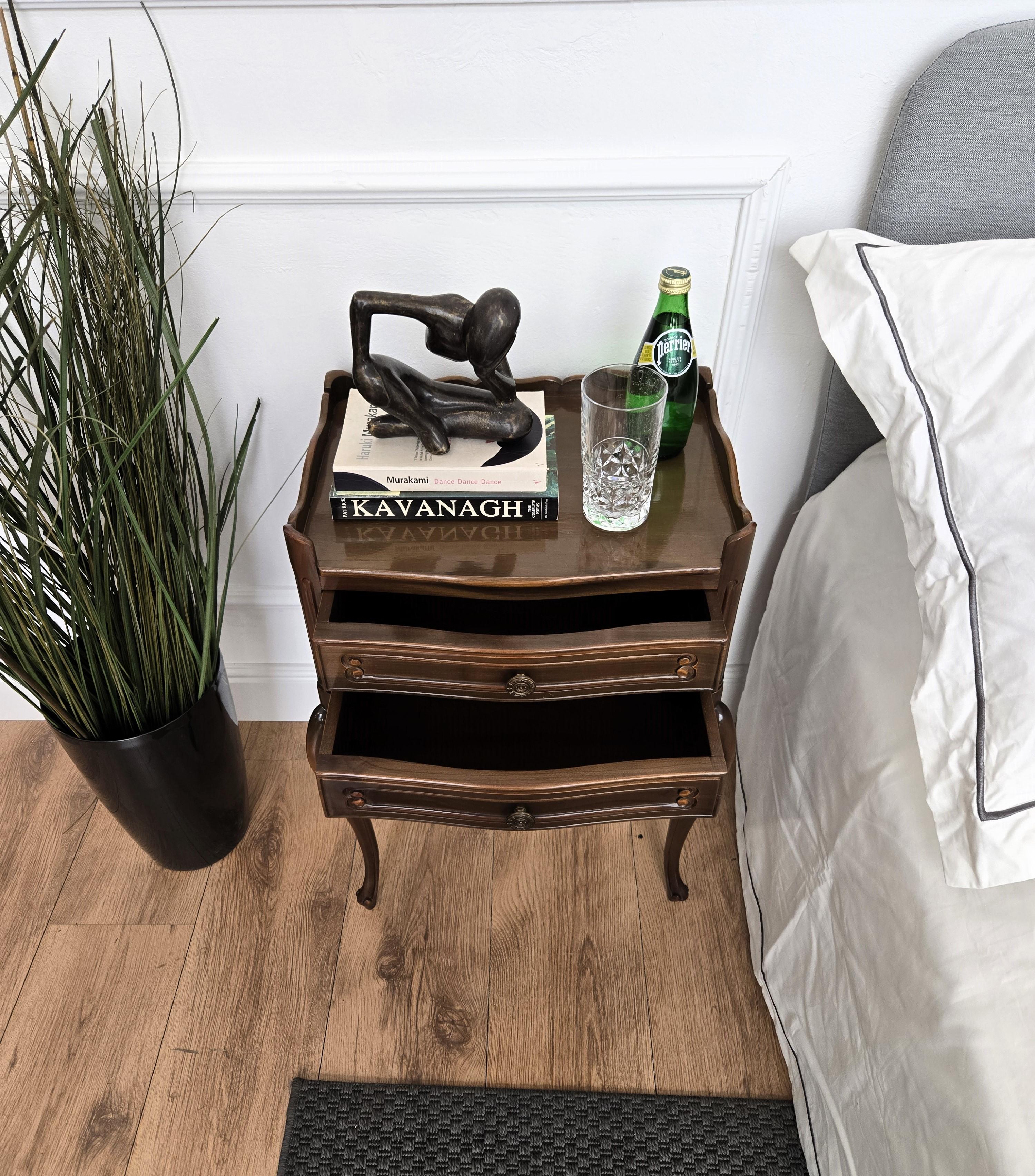 Provincial français Paire de tables de nuit françaises à trois tiroirs et pieds Carbriole en vente