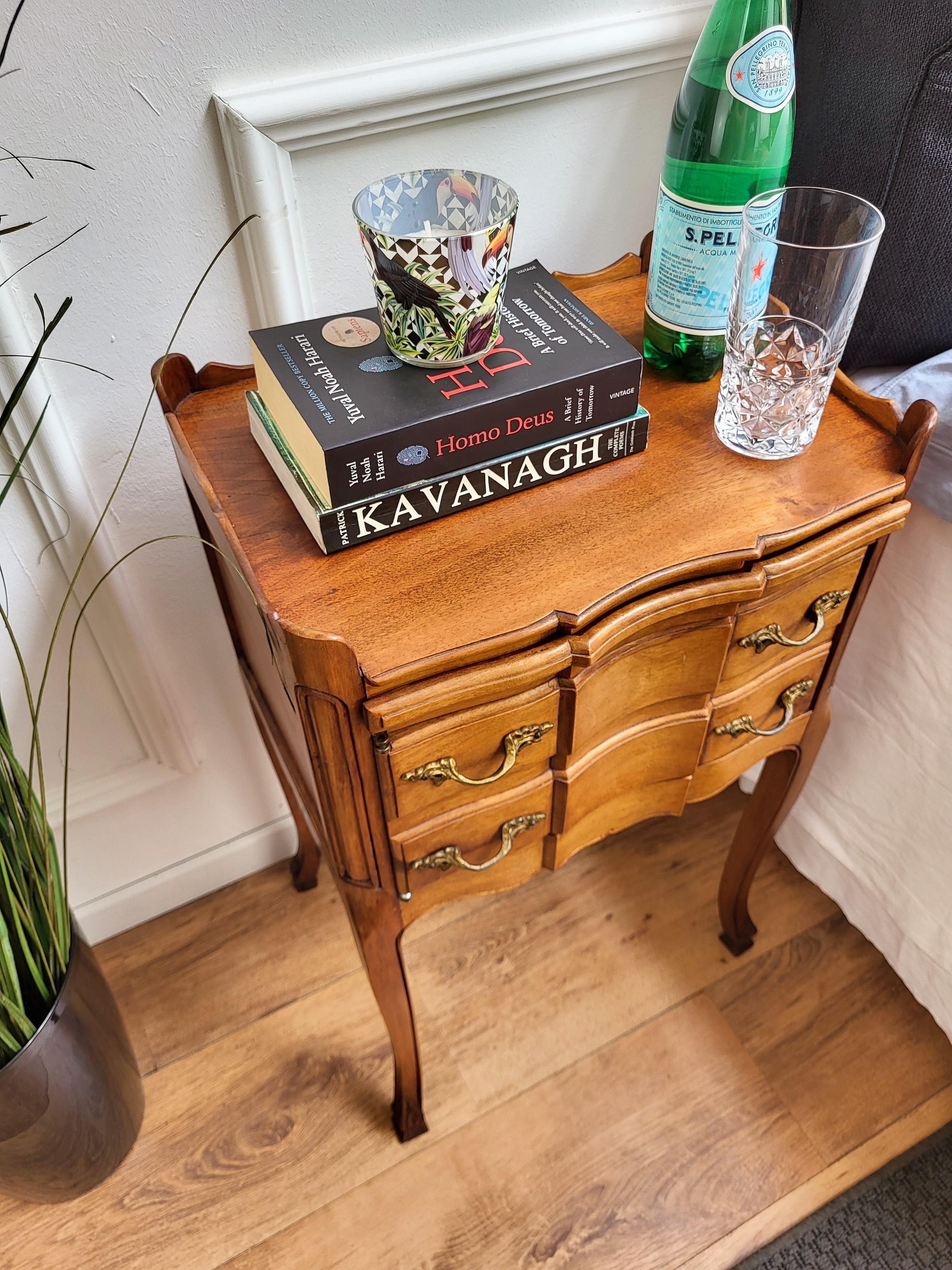 Pair of French Nightstands with Three Drawers and Carbriole Legs In Good Condition For Sale In Carimate, Como
