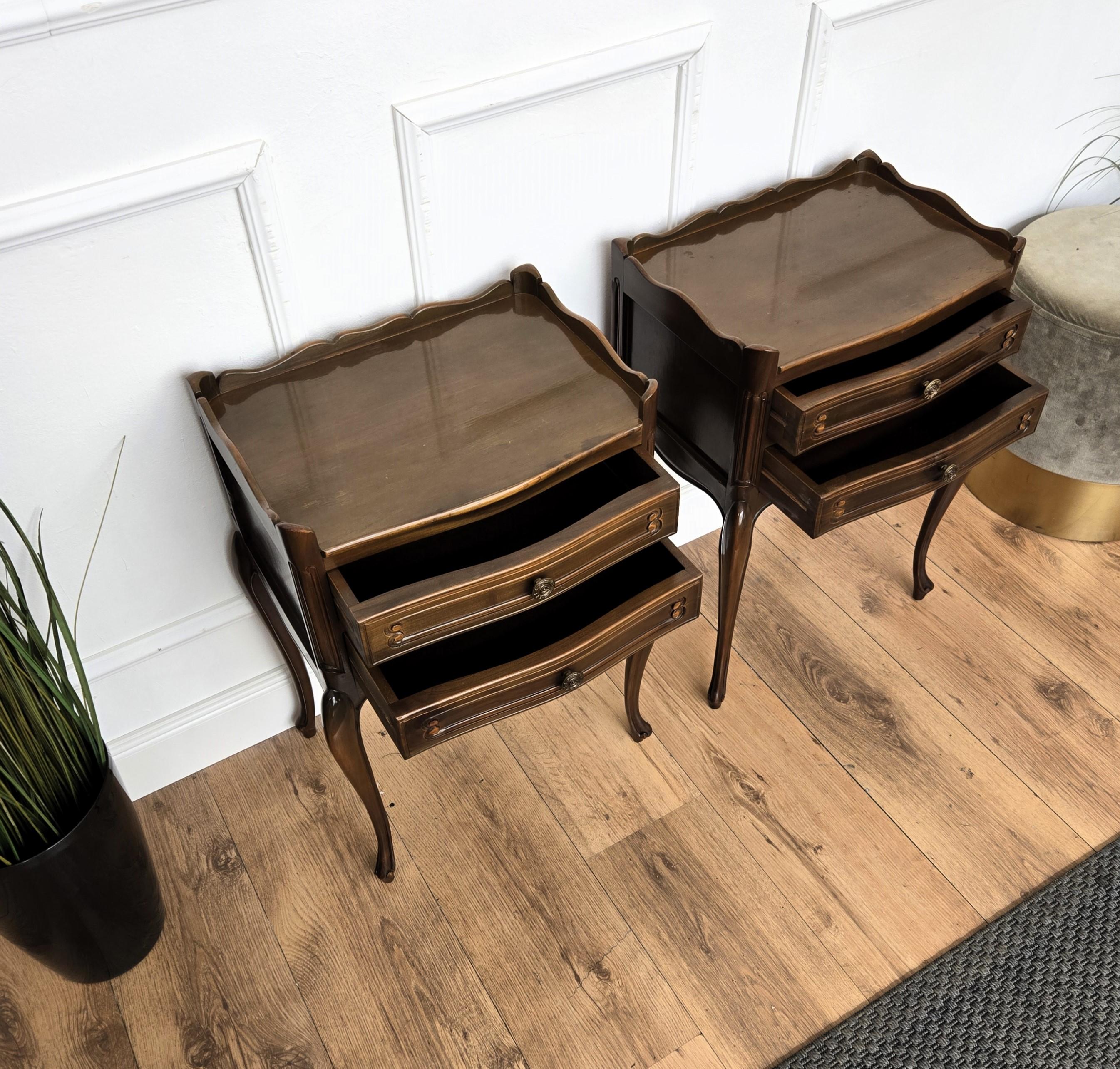 Français Paire de tables de nuit françaises à trois tiroirs et pieds Carbriole en vente