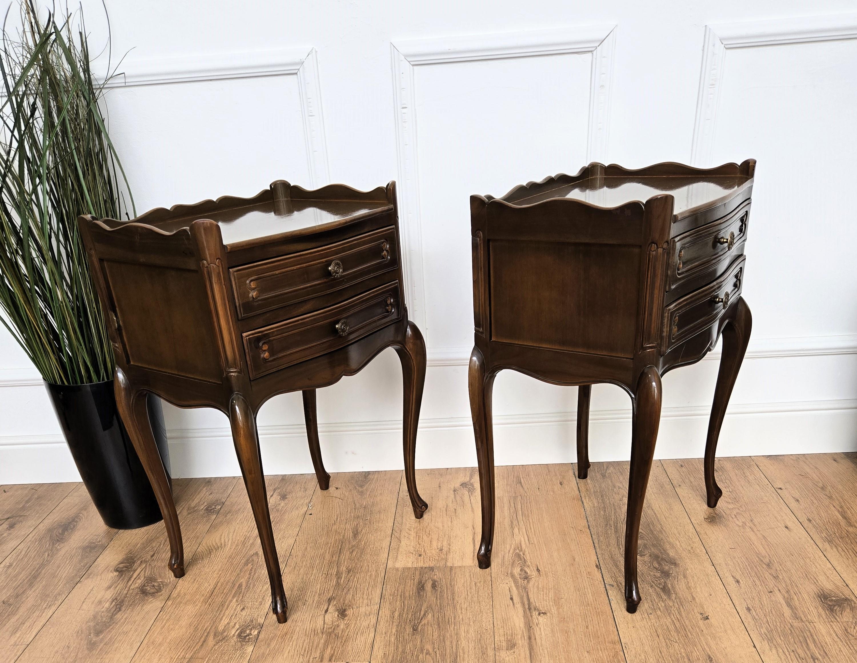 Paire de tables de nuit françaises à trois tiroirs et pieds Carbriole Bon état - En vente à Carimate, Como