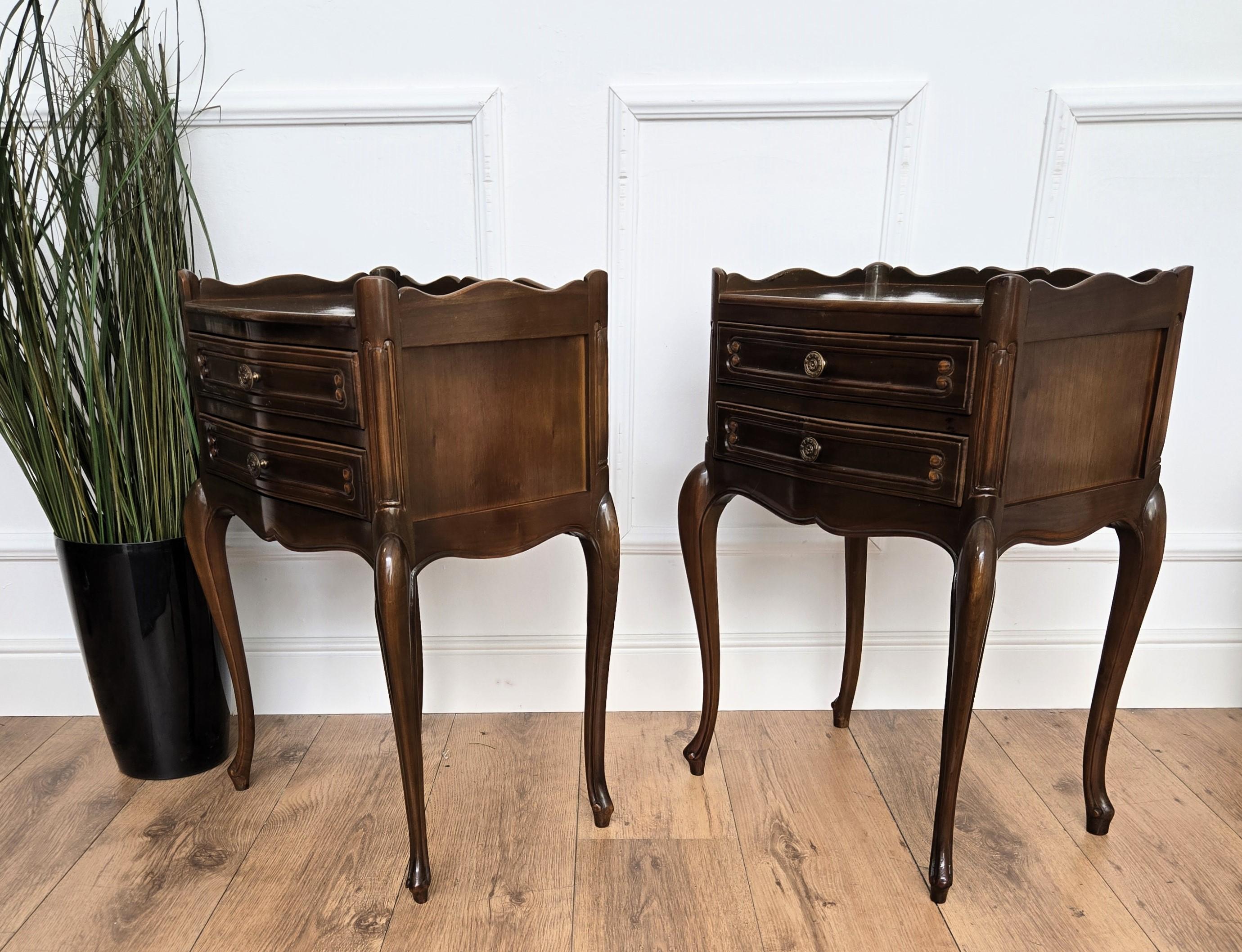 20ième siècle Paire de tables de nuit françaises à trois tiroirs et pieds Carbriole en vente