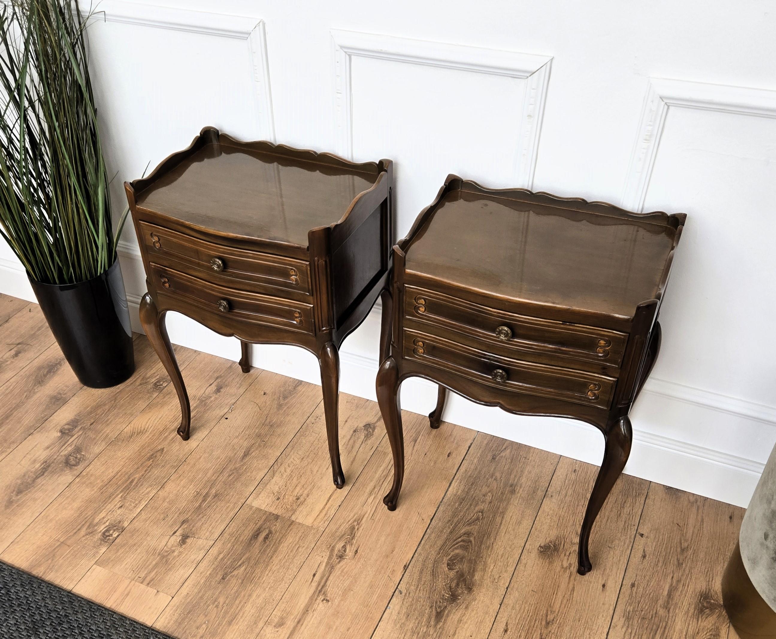 Laiton Paire de tables de nuit françaises à trois tiroirs et pieds Carbriole en vente
