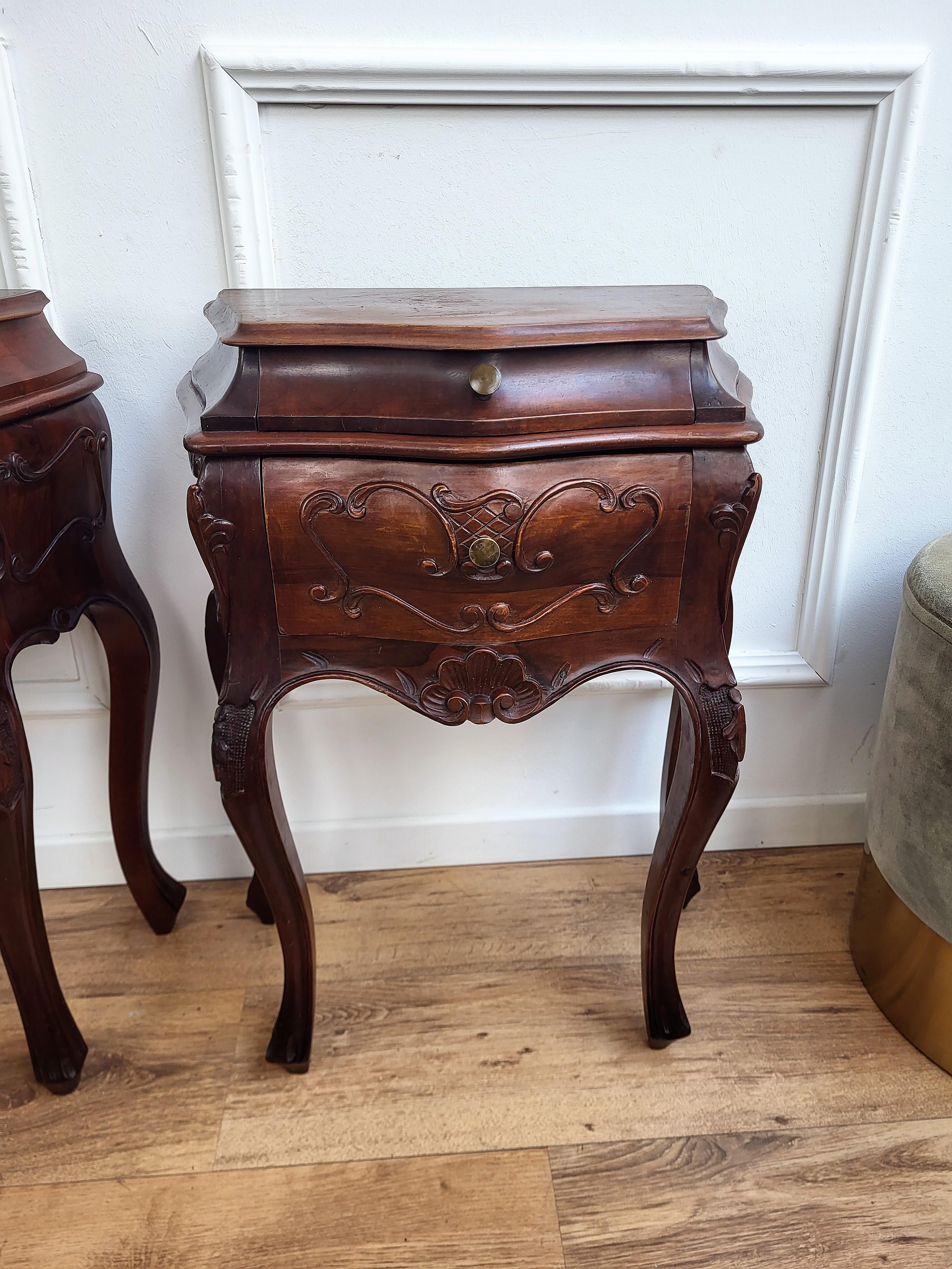 Pair of French Nightstands with Two Drawers and Carbriole Legs In Good Condition For Sale In Carimate, Como