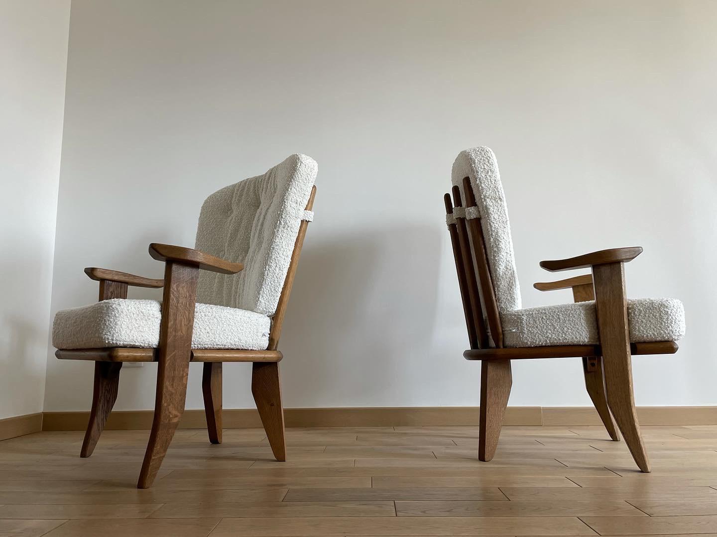 Paar Sessel von guillerme et chambron aus den 1960er Jahren. Struktur aus massiver Eiche und Kissen aus weißem Frotteestoff. Die gesamte Struktur wurde restauriert und die Kissen sind komplett neu und von einem Fachmann hergestellt.
Abmessungen: B75