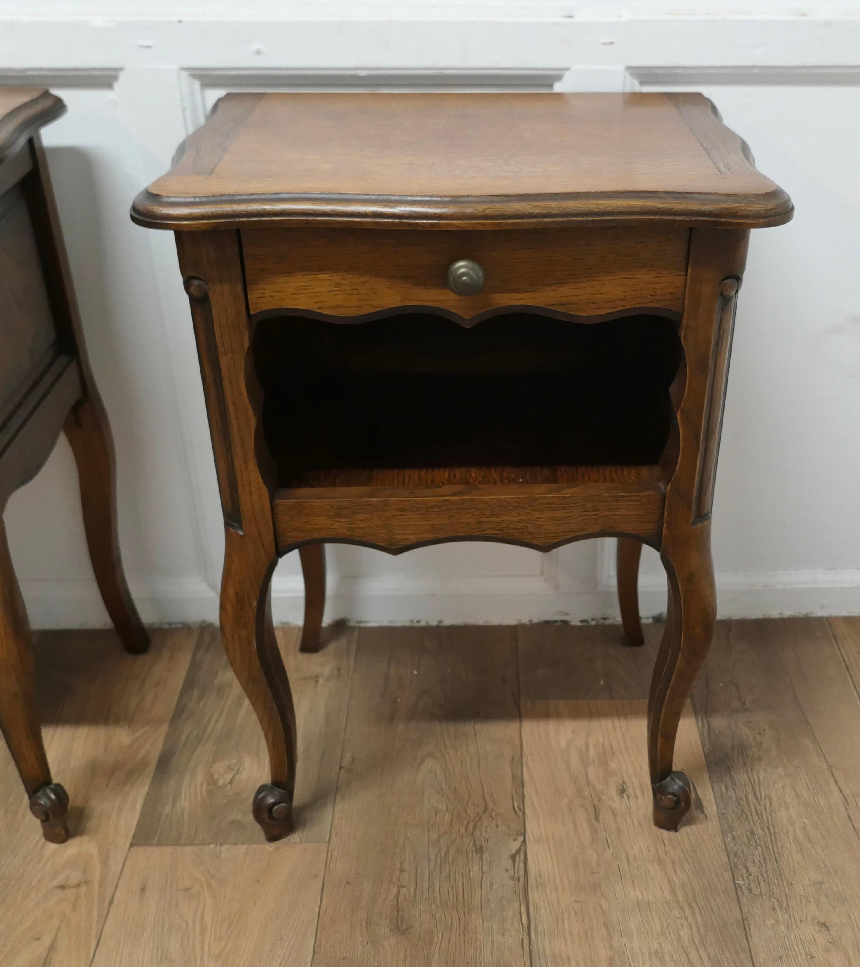 Pair of French Oak Bedside Cabinets   This is a pretty pair of cabinets   In Good Condition For Sale In Chillerton, Isle of Wight