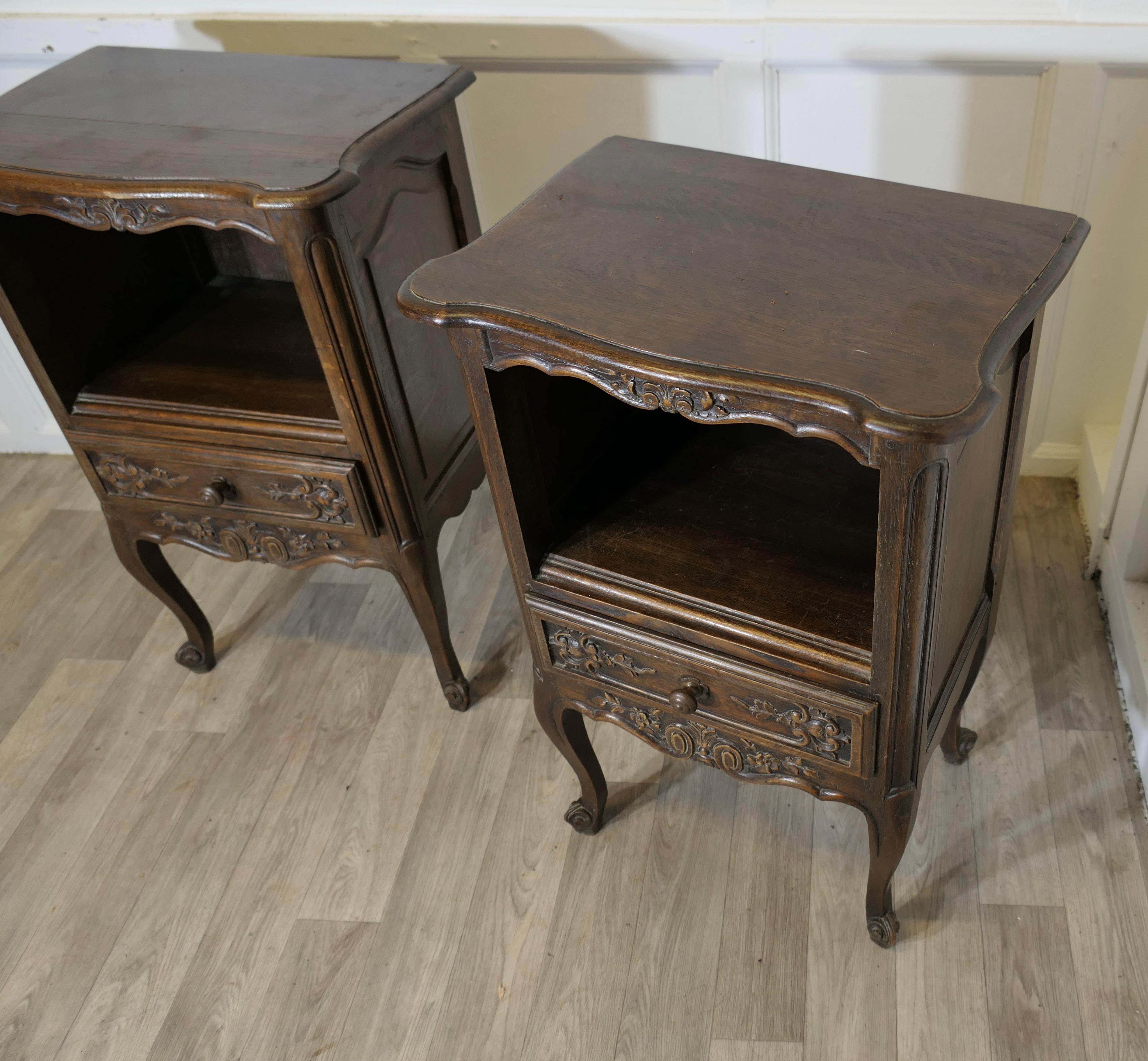 Pair of French Oak Bedside Cabinets   This is a pretty pair of cabinets In Good Condition For Sale In Godshill, Isle of Wight