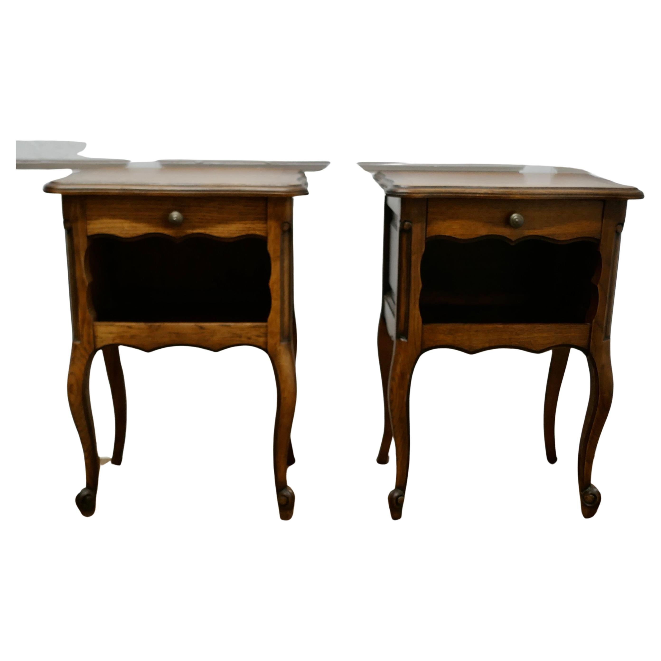 Pair of French Oak Bedside Cabinets   This is a pretty pair of cabinets   For Sale