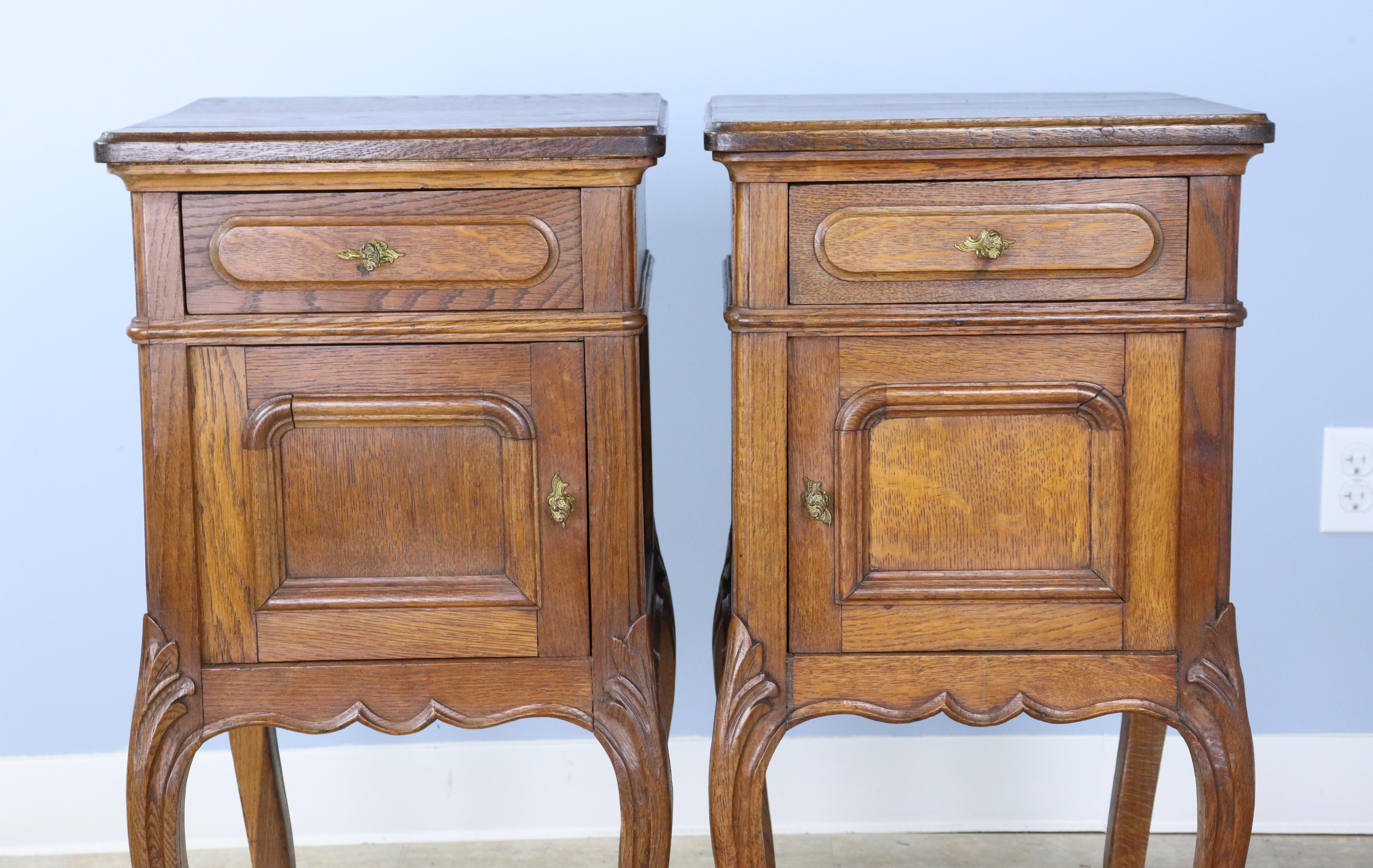 Pair of French Oak Cabriole Leg Bedside Tables In Good Condition For Sale In Port Chester, NY