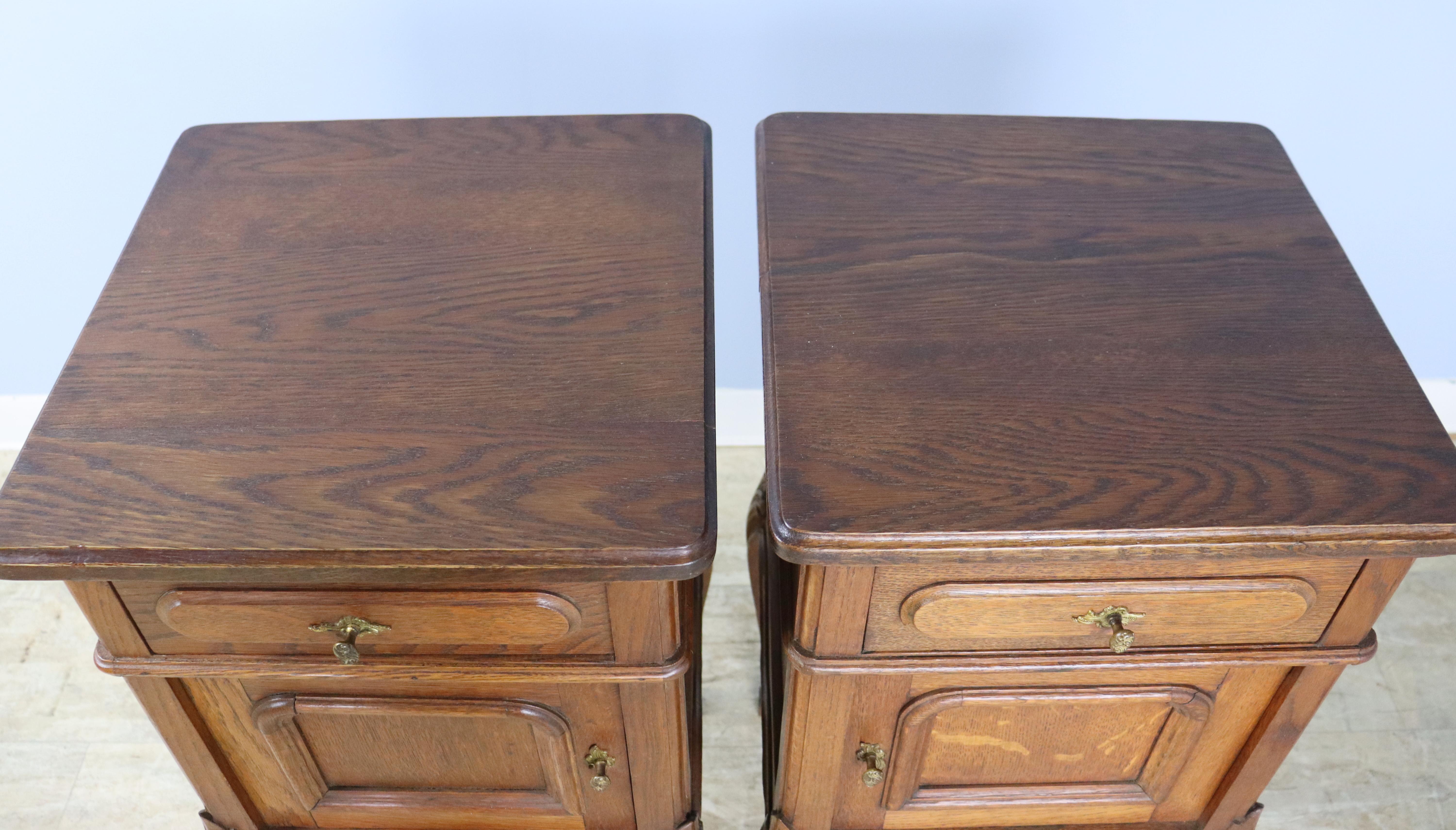 19th Century Pair of French Oak Cabriole Leg Bedside Tables For Sale