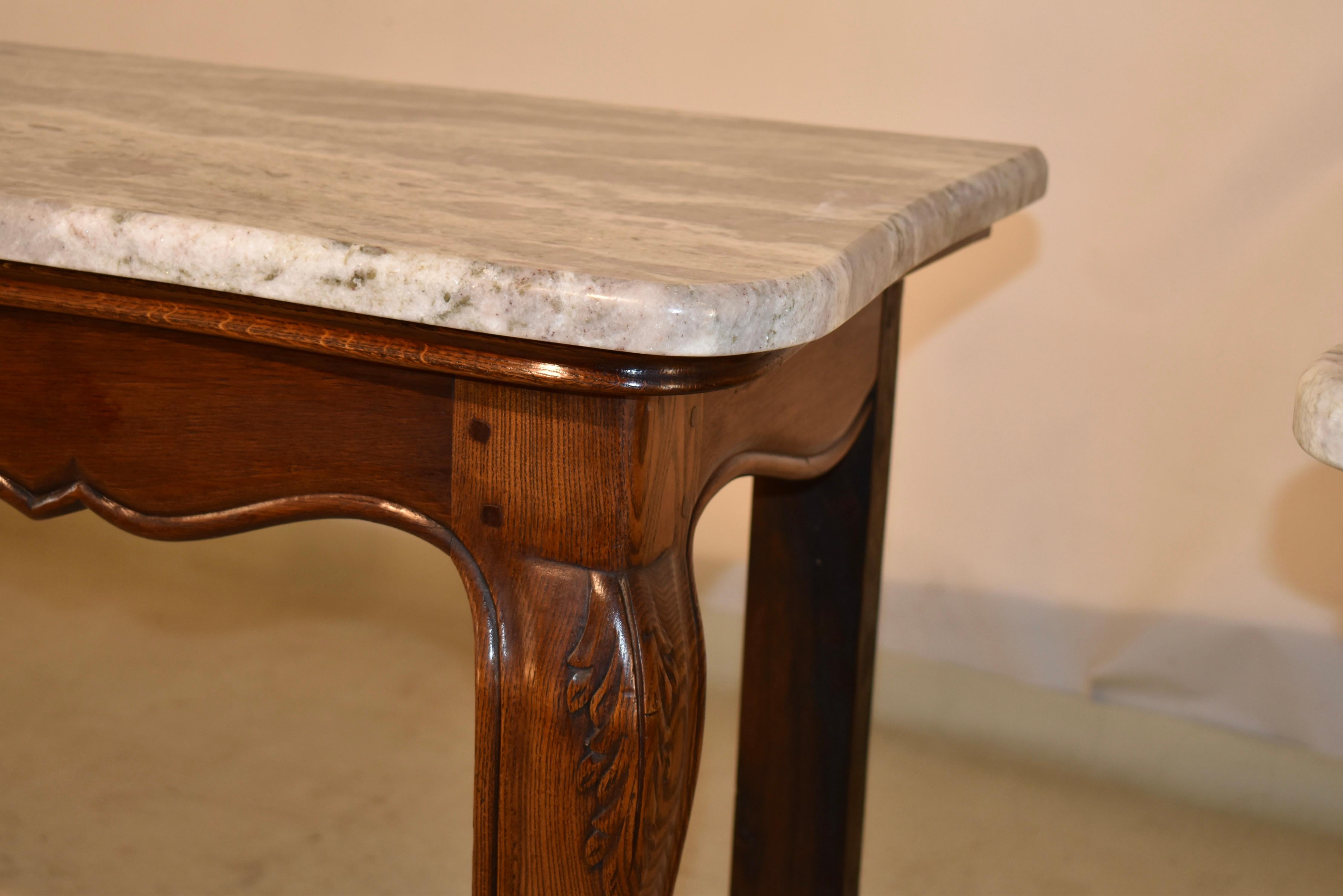 Marmo Coppia di consolle francesi in Oak con piani in marmo, CIRCA 1900 in vendita