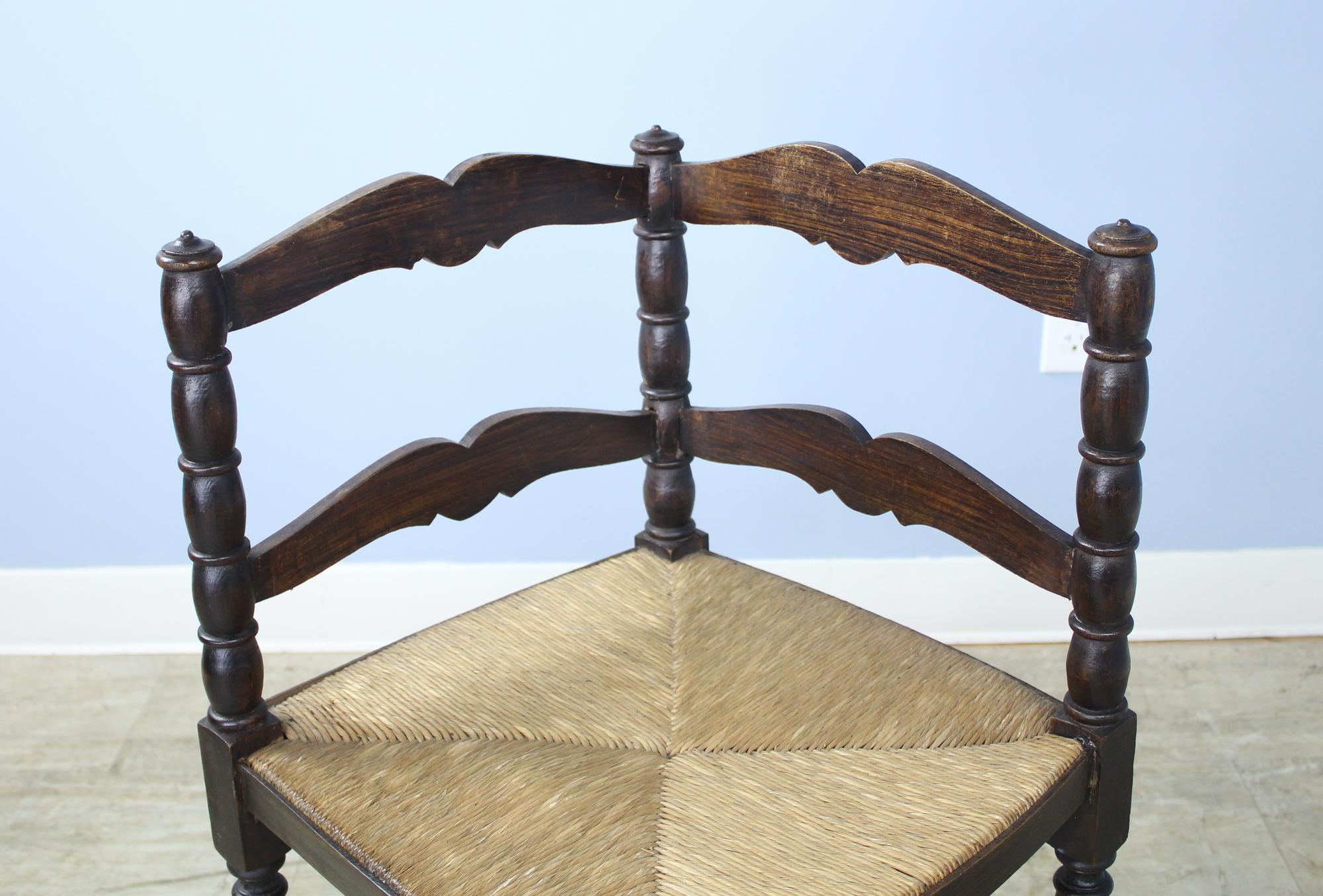 20ième siècle Paire de chaises d'angle en chêne français en vente