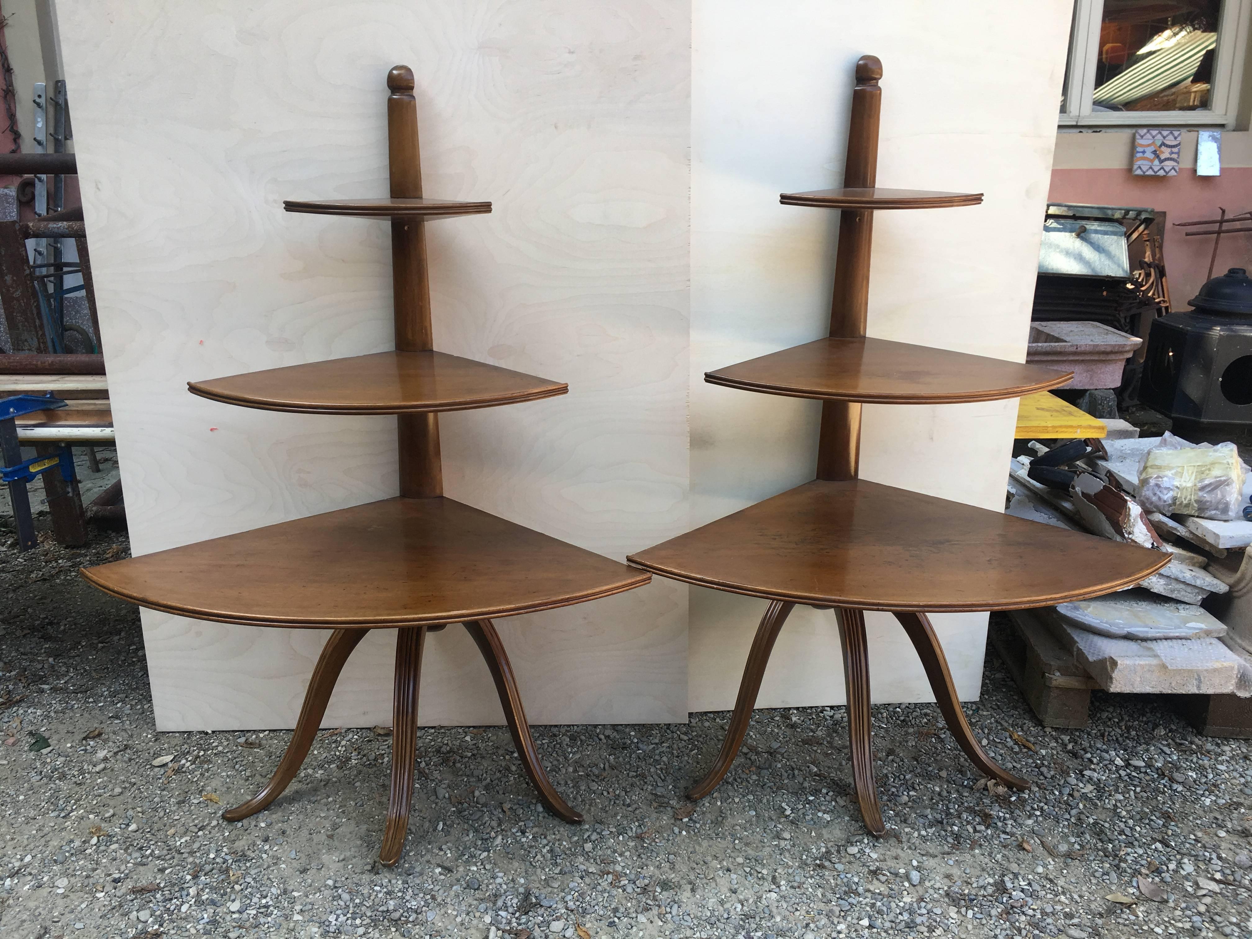 Pair of French Oak Corner Shelves on Tripod from 1940s In Excellent Condition For Sale In Florence, IT