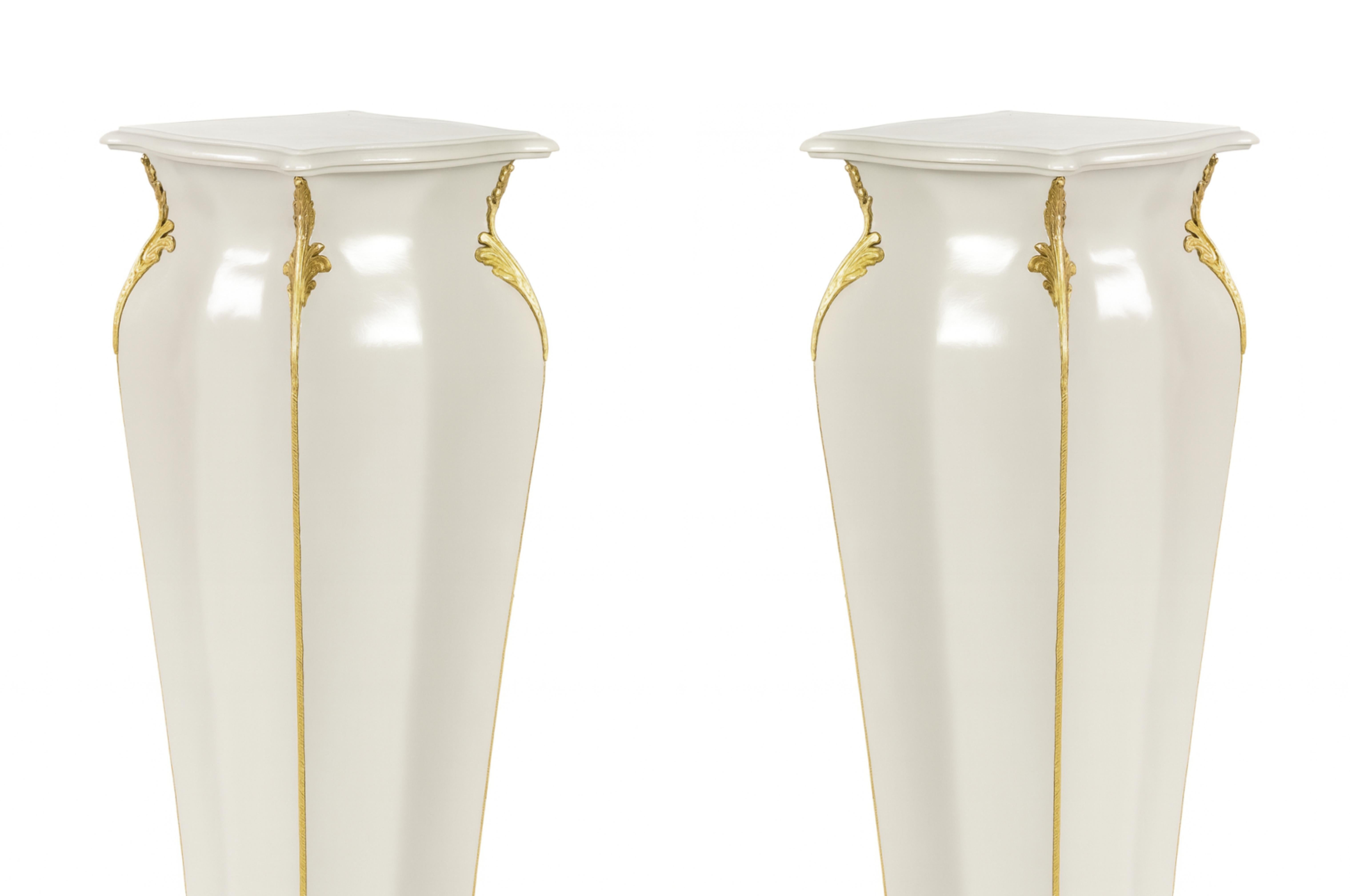 Un vivace set di piedistalli in parquet che presentano piani in marmo, facce curve con motivi in parquet e ornate di montature in bronzo dorato e piedini corti dorati. 
La decorazione è espressiva ma raffinata, combinando lo stile Luigi XV con la