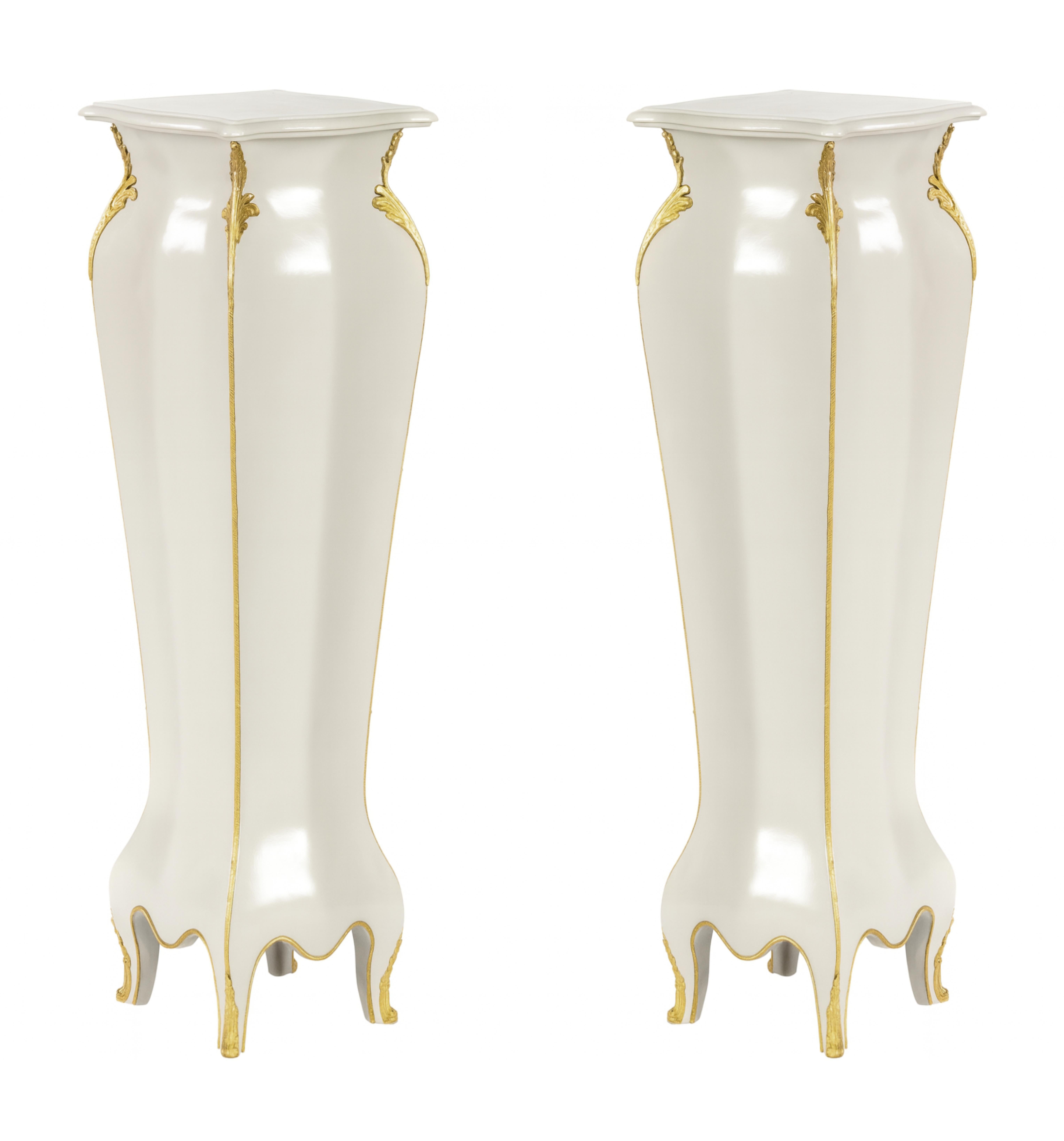 Francese Coppia di Francesi Off White  Piedistallo in bronzo dorato Luigi XVI, XIX secolo in vendita