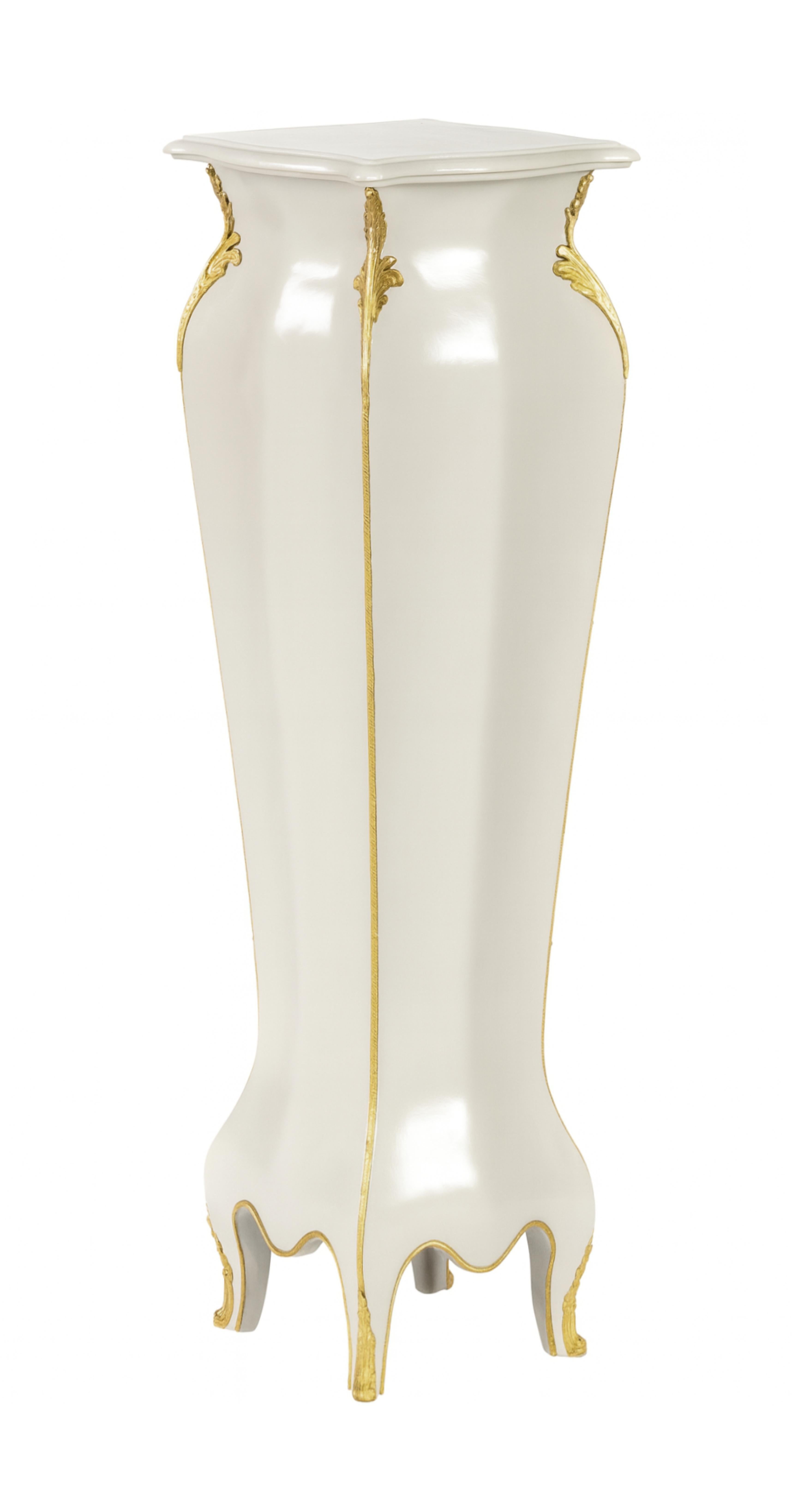 Bronzo Coppia di Francesi Off White  Piedistallo in bronzo dorato Luigi XVI, XIX secolo in vendita