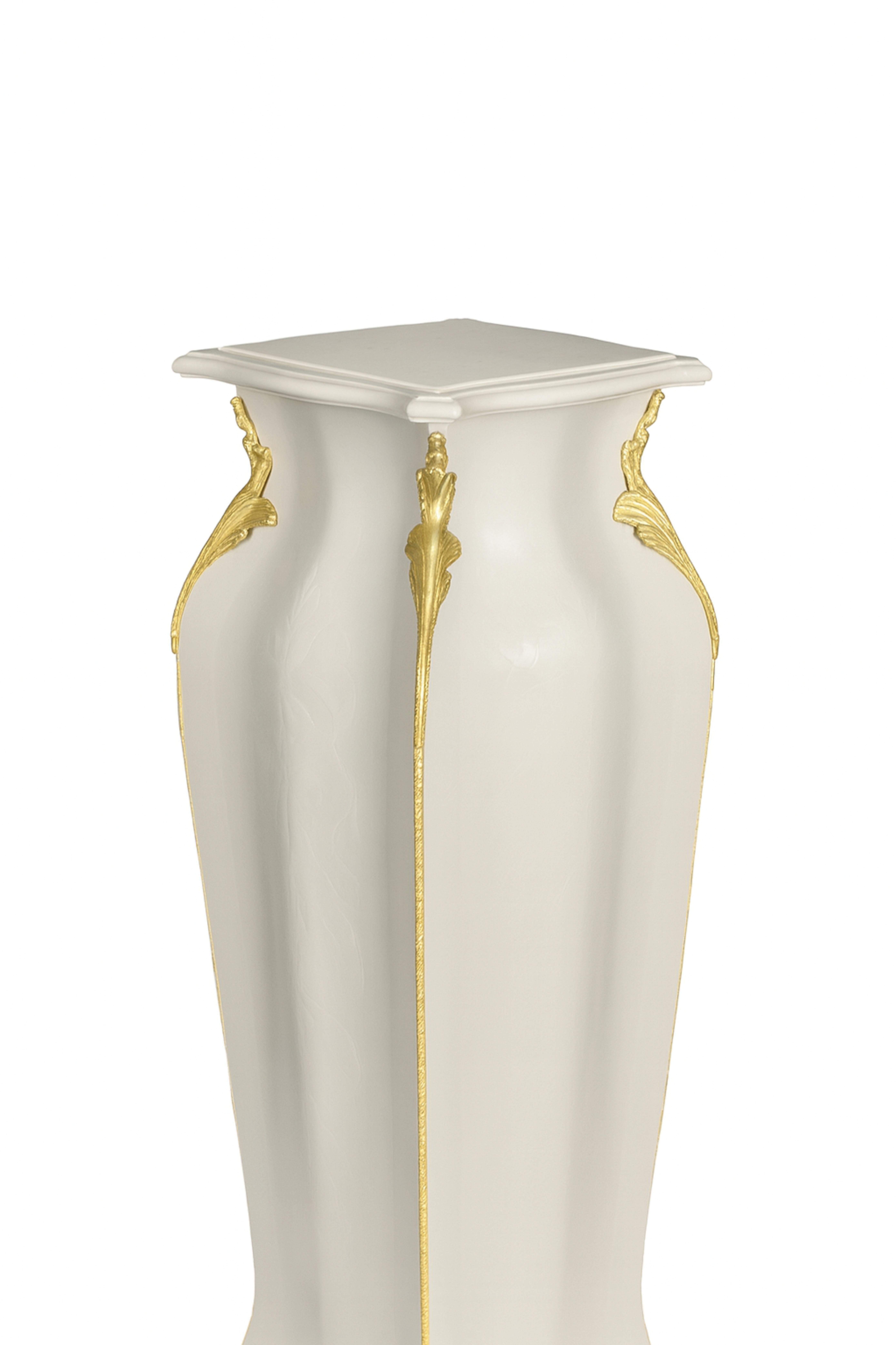 Coppia di Francesi Off White  Piedistallo in bronzo dorato Luigi XVI, XIX secolo in vendita 1