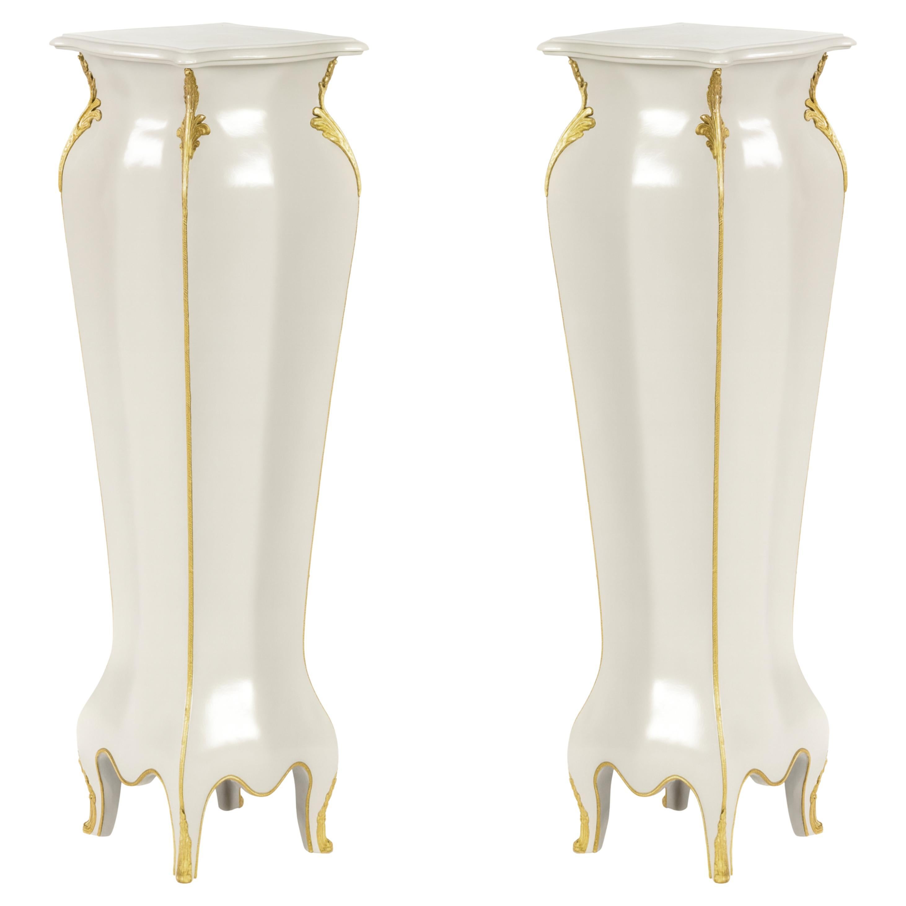 Coppia di Francesi Off White  Piedistallo in bronzo dorato Luigi XVI, XIX secolo