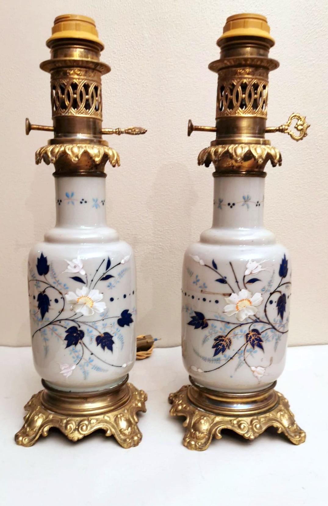 We kindly suggest you read the whole description, because with it we try to give you detailed technical and historical information to guarantee the authenticity of our objects.
Originally these lamps were oil lamps, the mechanism with the wick has