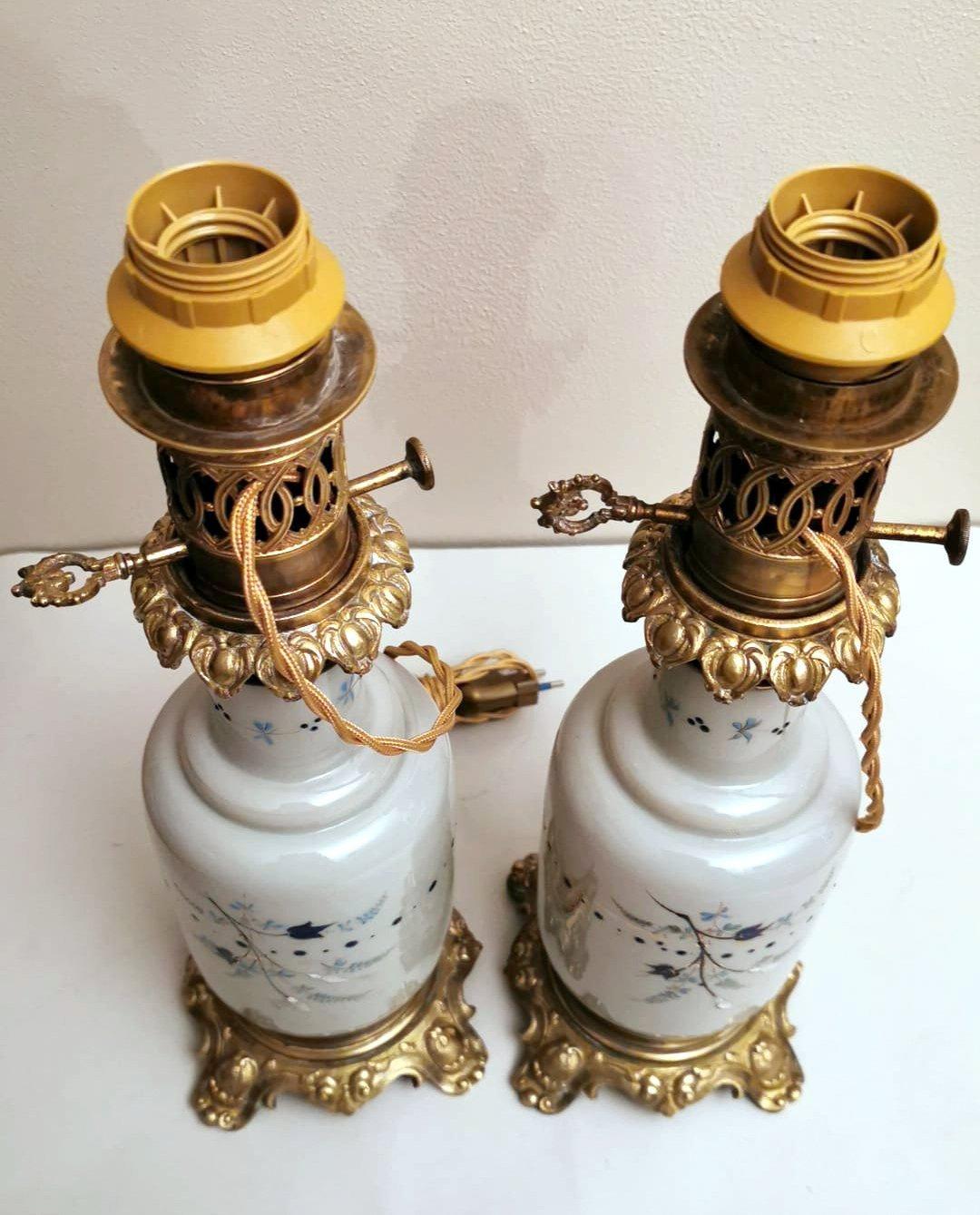 Français Paire de lampes à huile françaises en verre opalin, finition en bronze peinte à la main en vente
