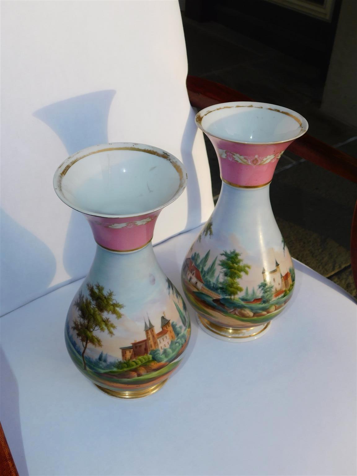 Peint à la main Paire de vases français en porcelaine peinte représentant de vieilles paires avec des paysages scéniques, vers 1840 en vente