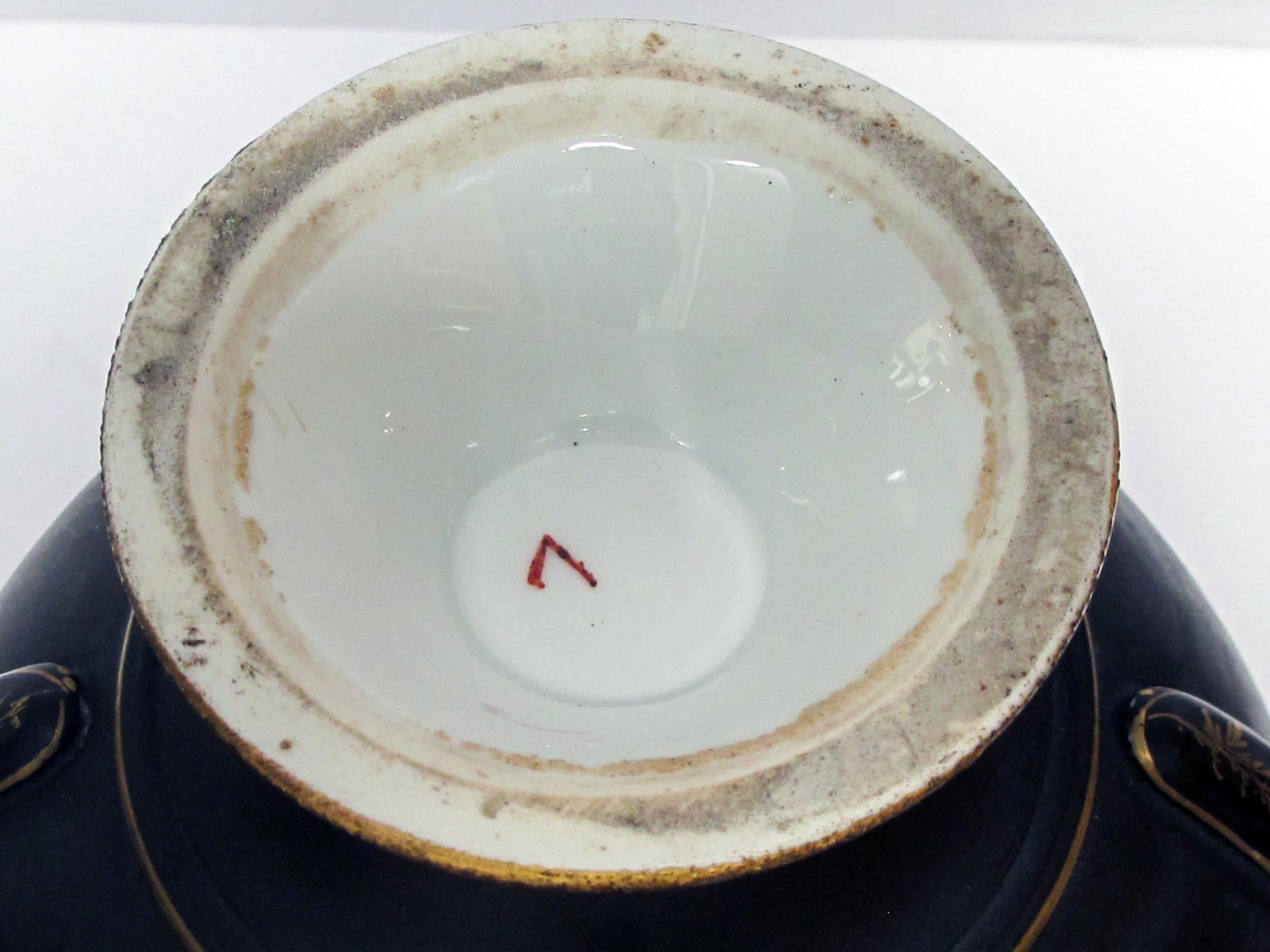 Paire d'urnes en porcelaine de Paris ancienne à glaçure basalte avec décoration néoclassique en vente 3