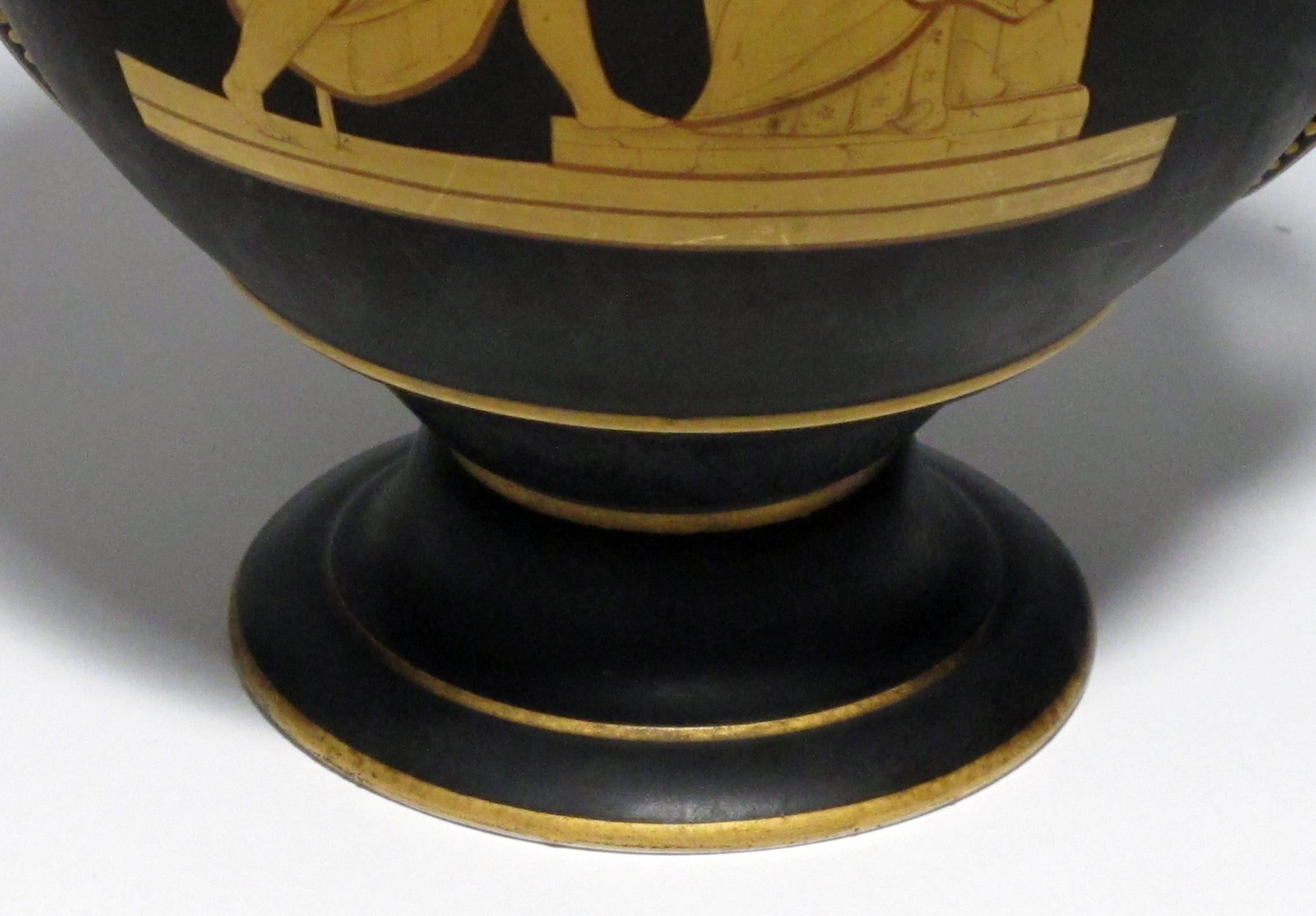 XIXe siècle Paire d'urnes en porcelaine de Paris ancienne à glaçure basalte avec décoration néoclassique en vente