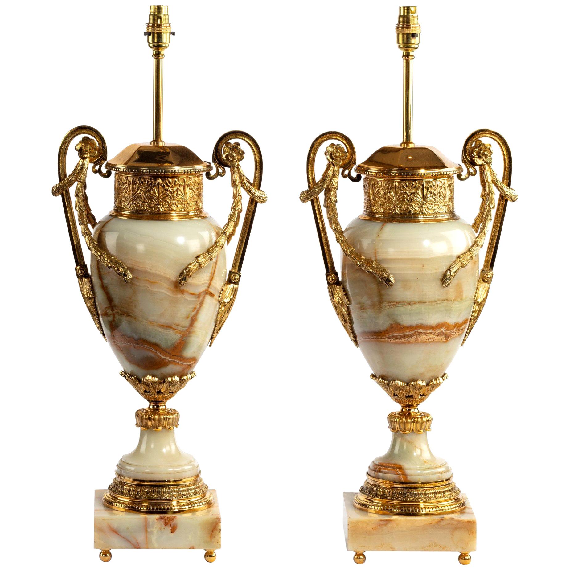 Coppia di lampade francesi in onice e ormolu in vendita