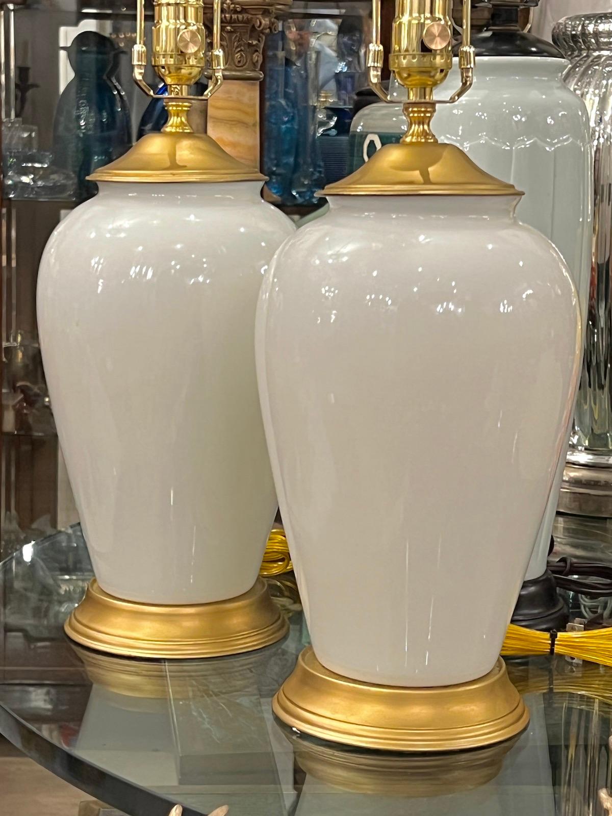 Milieu du XXe siècle Paire de lampes en verre French Opaline en vente